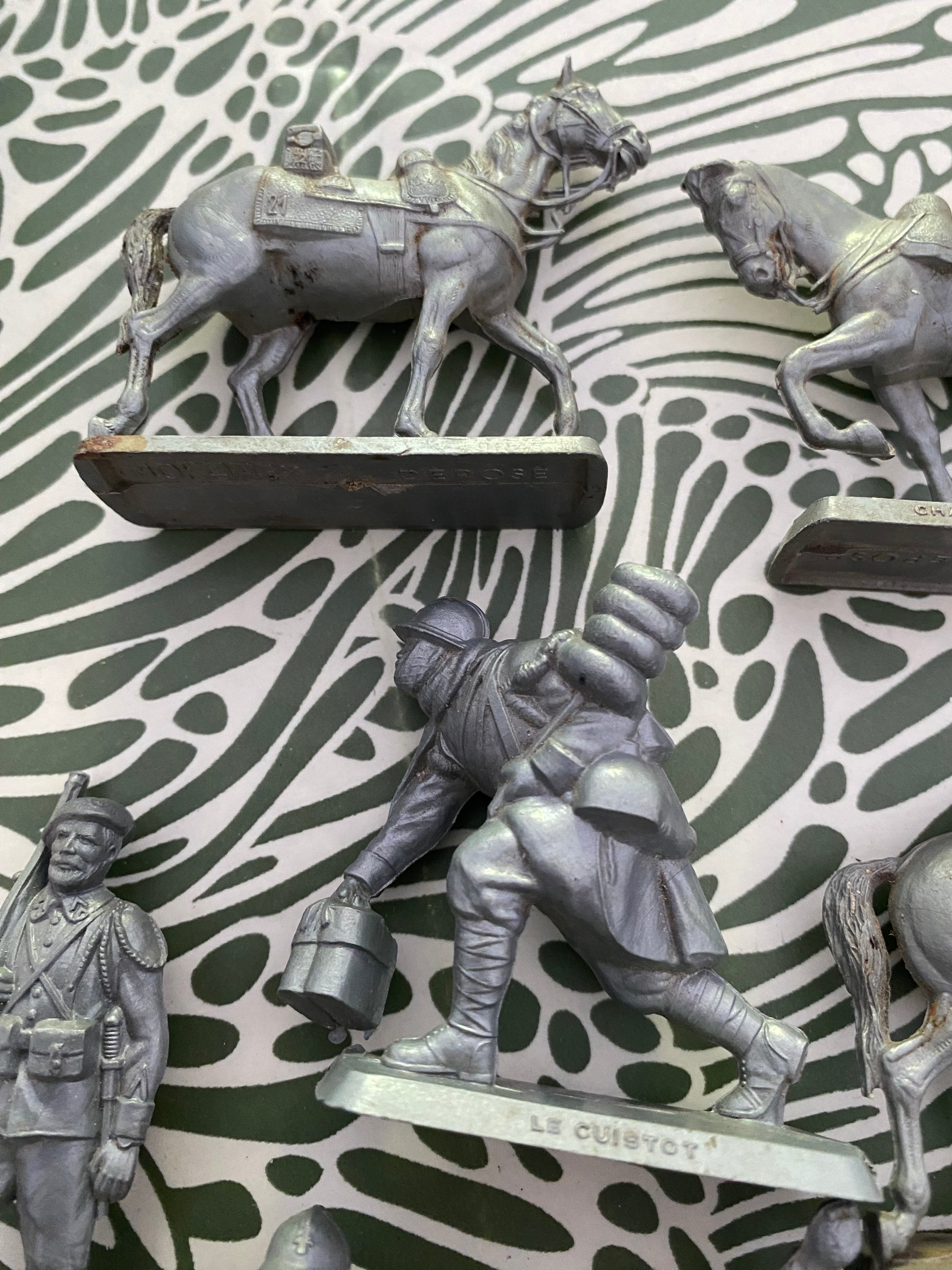 Figurines anciennes Mokarex Lot de 8. Manque la queue d’un cheval