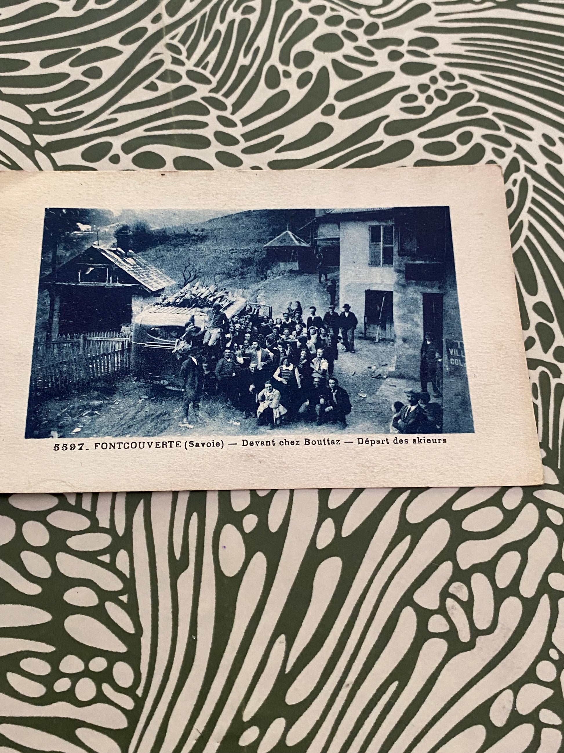 Carte postale ancienne. Fontcouverte ( Savoie ) devant chez Bouttaz. Départ des skieurs.