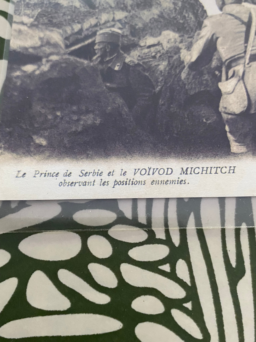 Carte postale ancienne. Le prince de Serbie et le Voivod Michitch observant les positions ennemies. Dans une pochette de protection