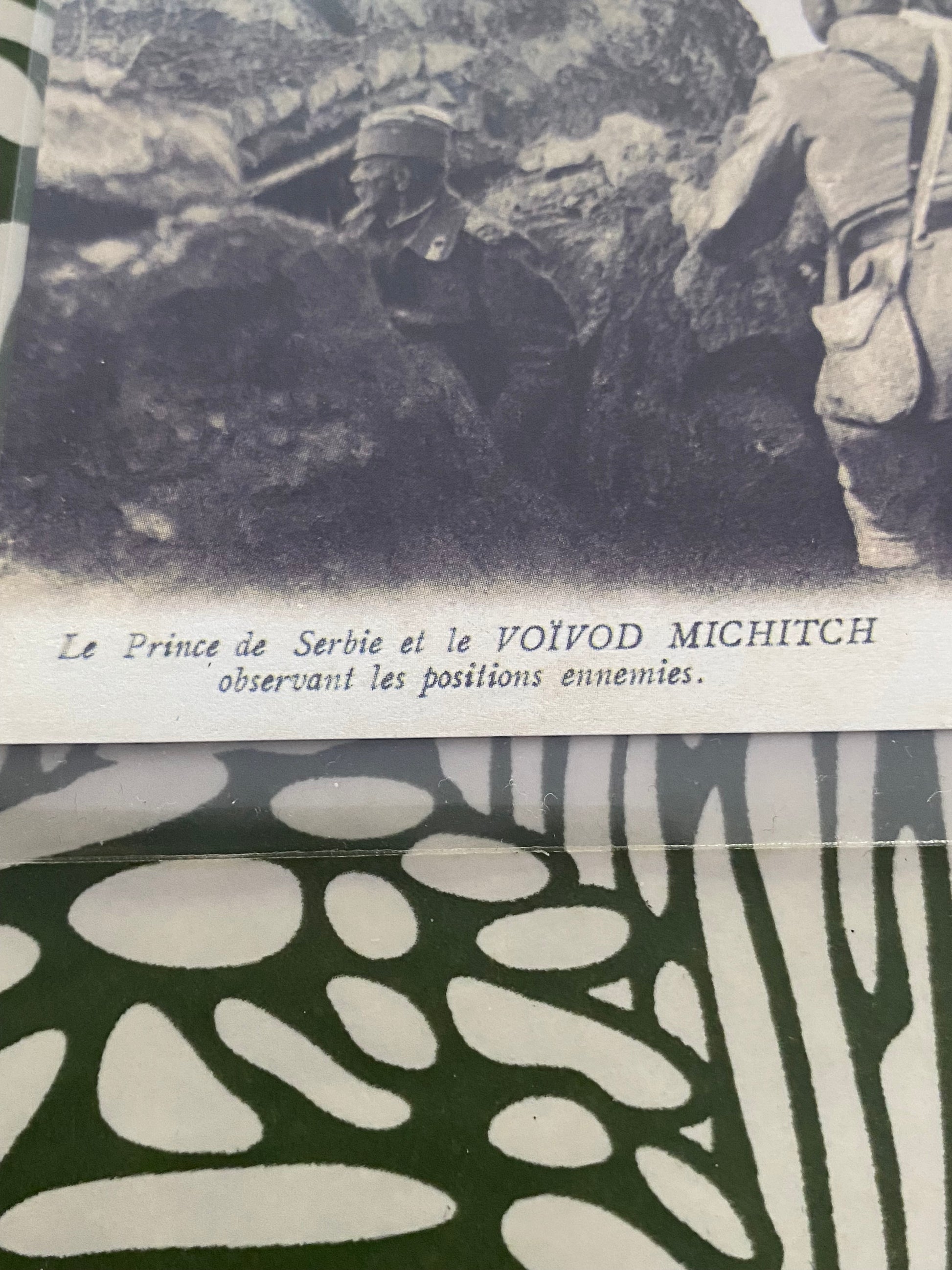 Carte postale ancienne. Le prince de Serbie et le Voivod Michitch observant les positions ennemies. Dans une pochette de protection