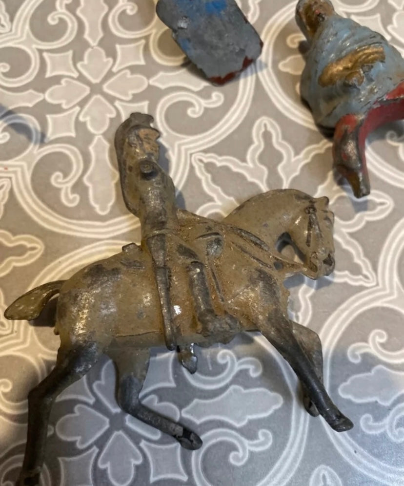 Figurines anciennes CBG Mignot Lot de 11 dans leurs jus. En métal
