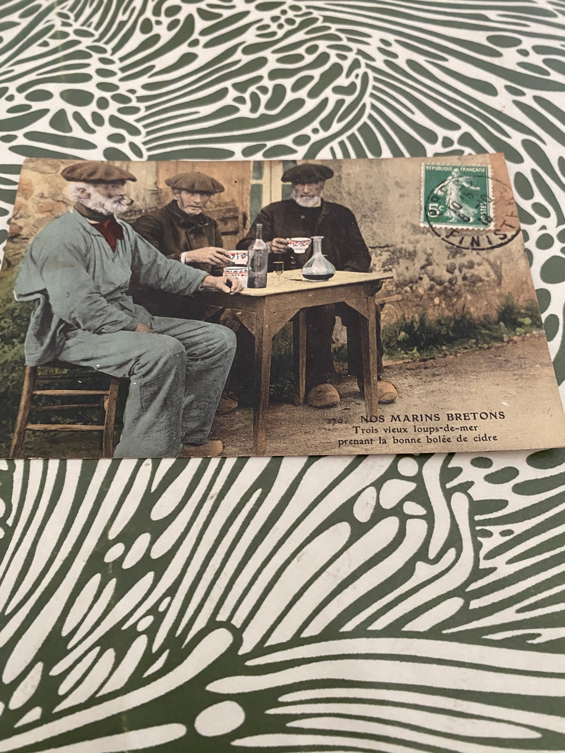 Carte postale ancienne Nos Marins Bretons. Trois vieux loups de mer prenant la bonne bolée de cidre