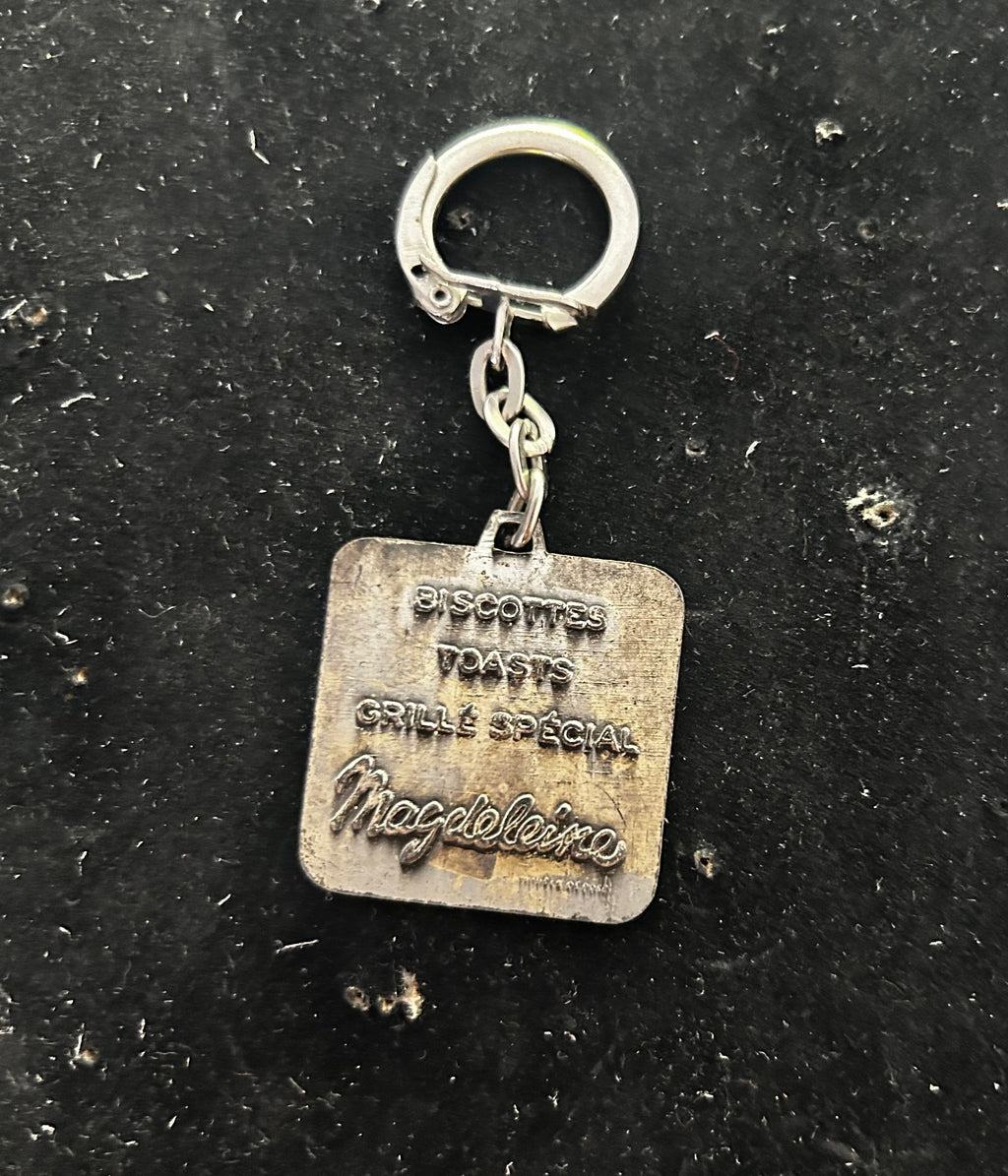 Porte clefs ancien Le mont saint Michel en métal 1966. Biscottes toasts Magdeleine