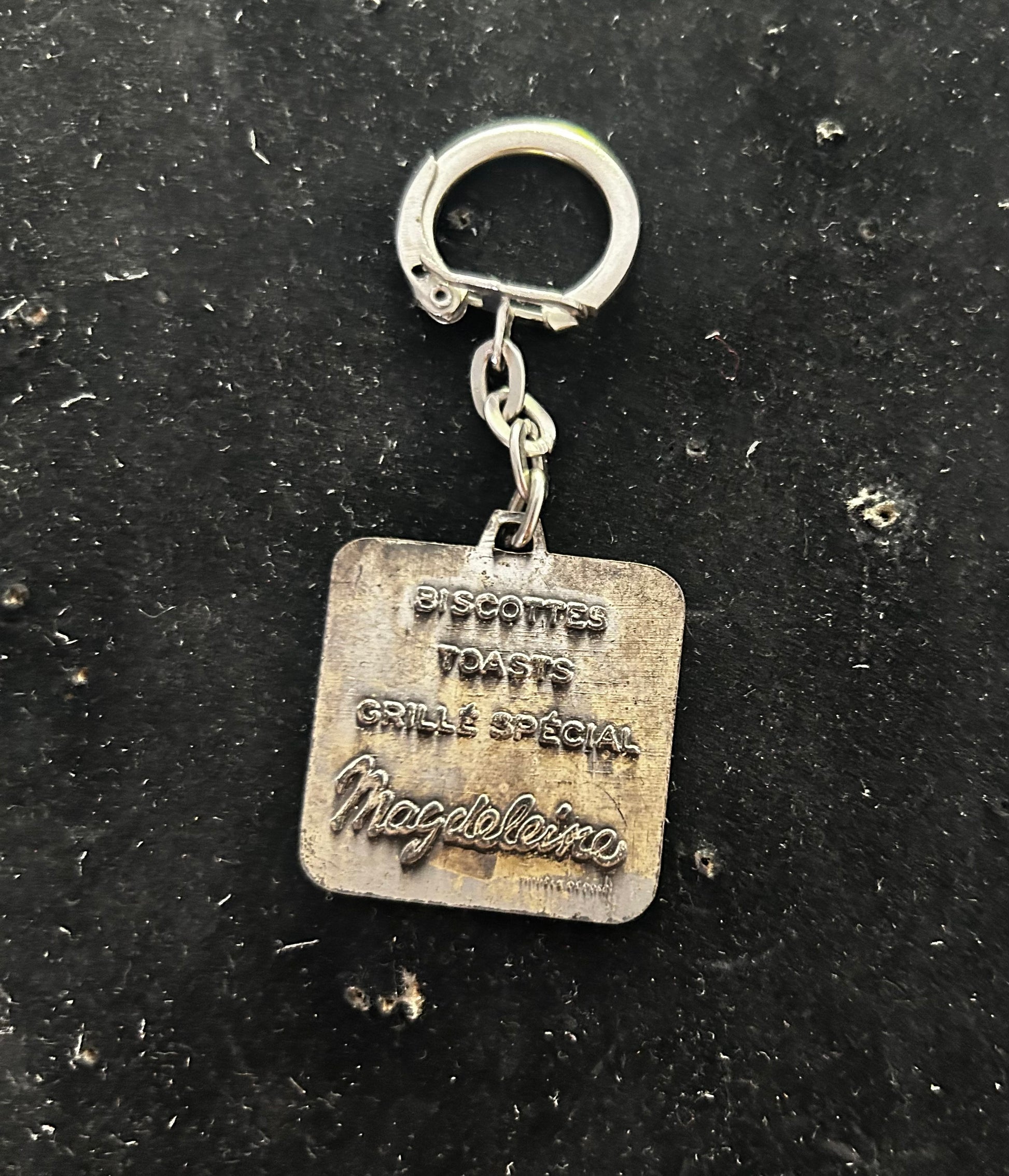 Porte clefs ancien Le mont saint Michel en métal 1966. Biscottes toasts Magdeleine