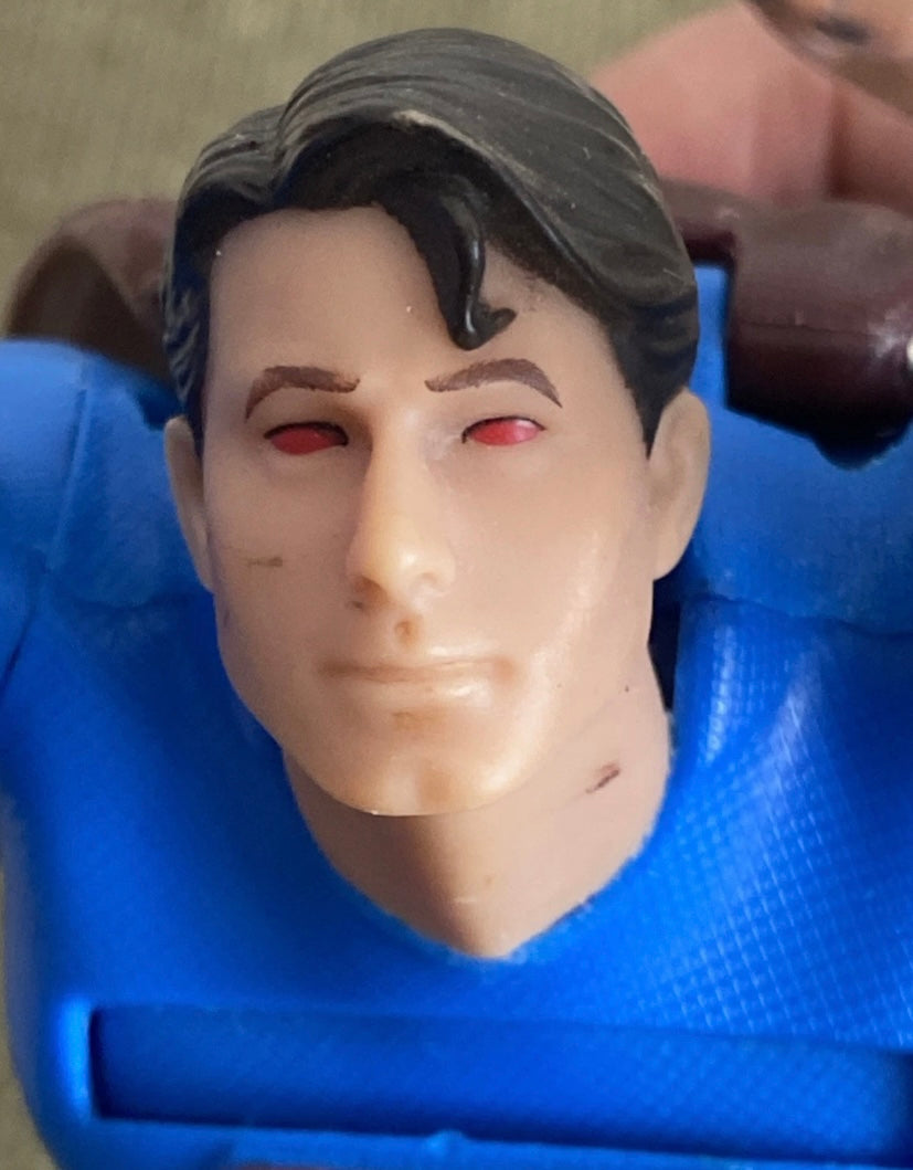 Figurine ancienne Superman en position de vol. Longueur 25 cm.