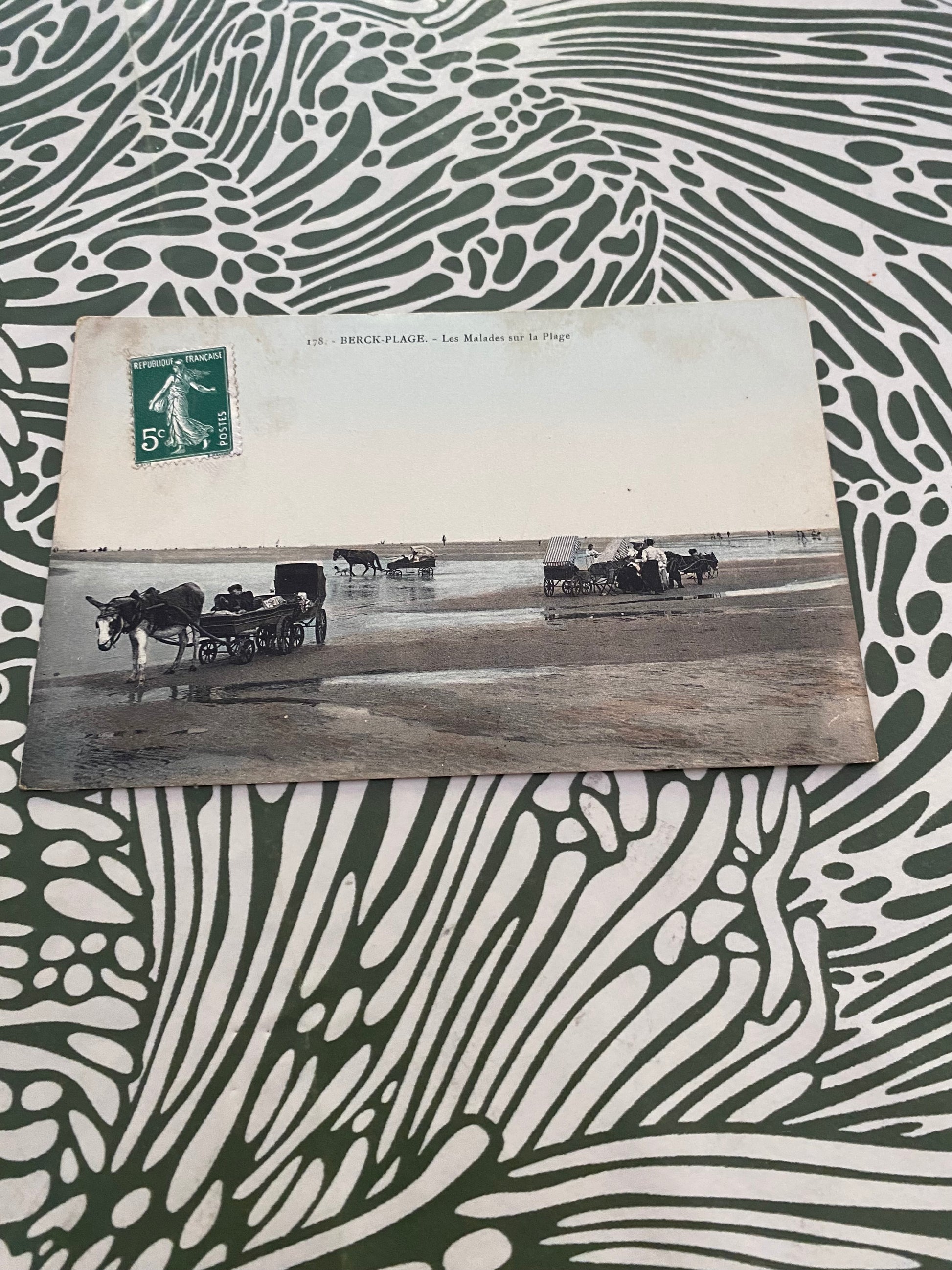 Carte postale ancienne Berck plage. Les malades sur la plage