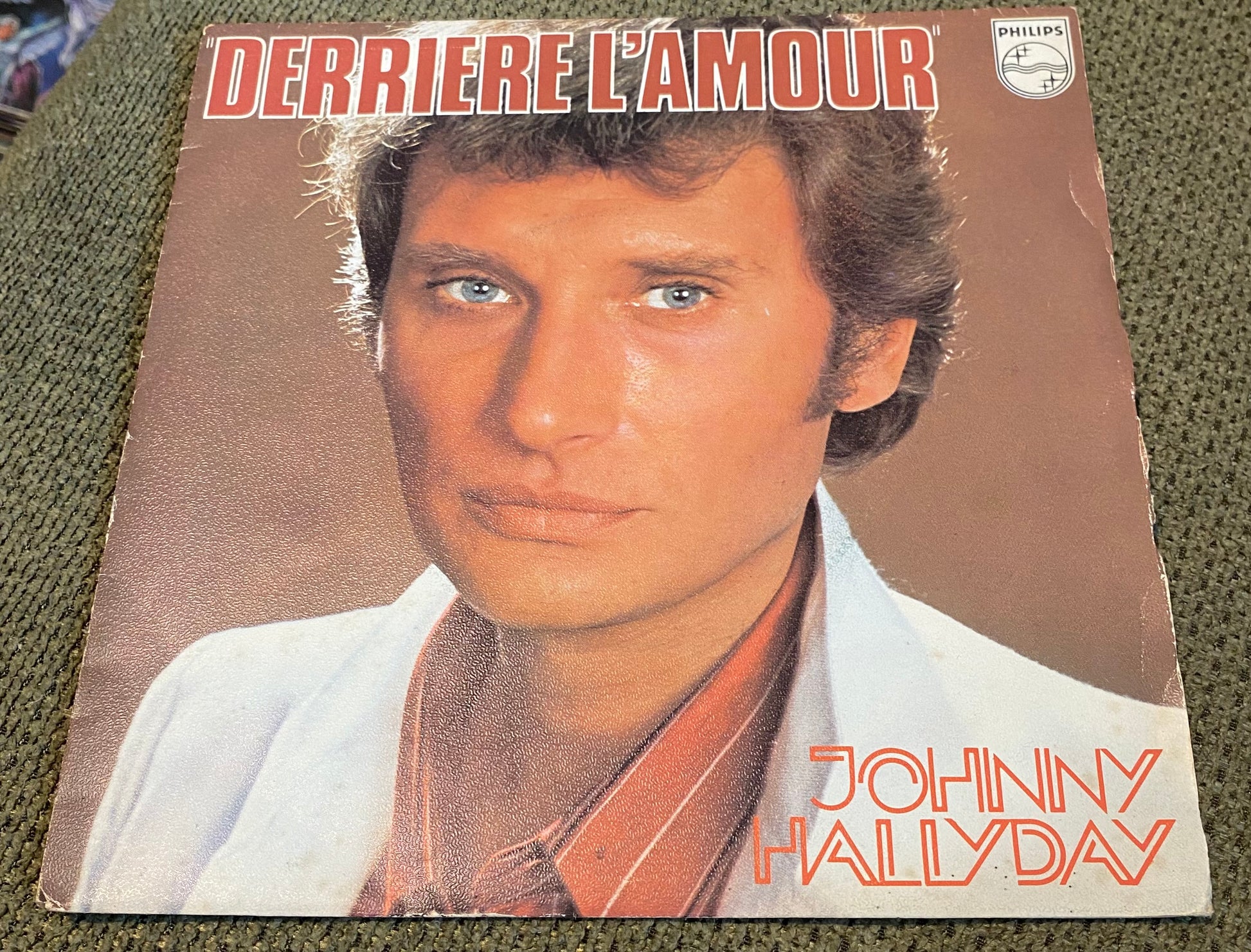 Disque vinyle 45 tours Johnny Hallyday. Derrière l’amour