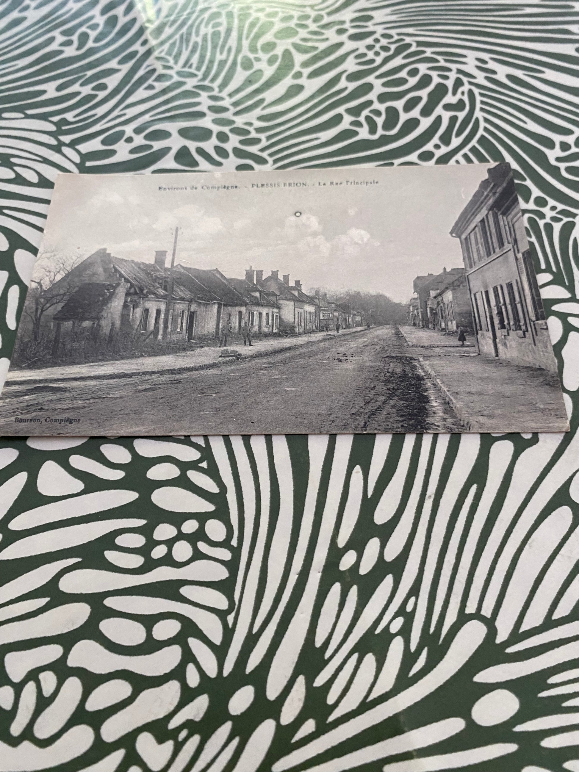 Carte postale ancienne Environs de Compiegne Plessis Brion la rue principale.
