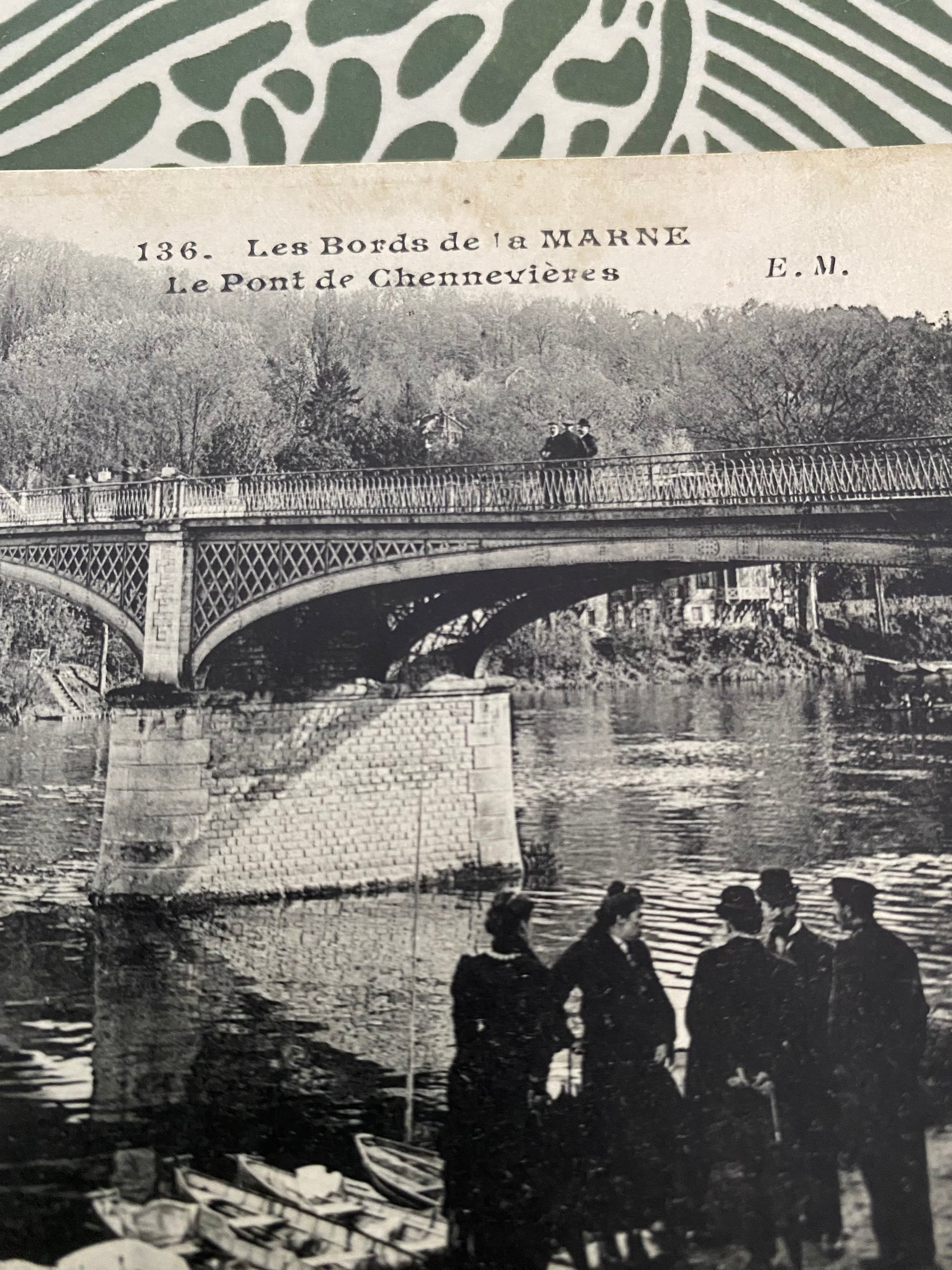 Carte postale ancienne. Les bords de la Marne. Le pont de Chennevieres. E. M