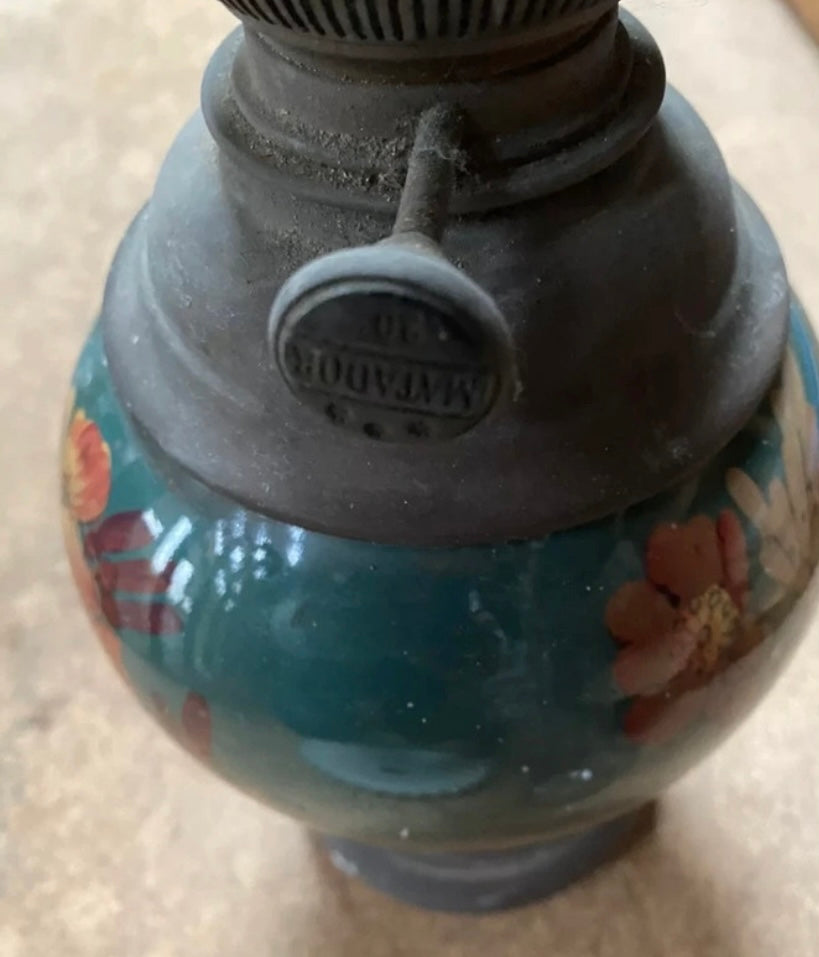 Lampe à pétrole ancienne Matador. Porcelaine cuivre avec accessoires