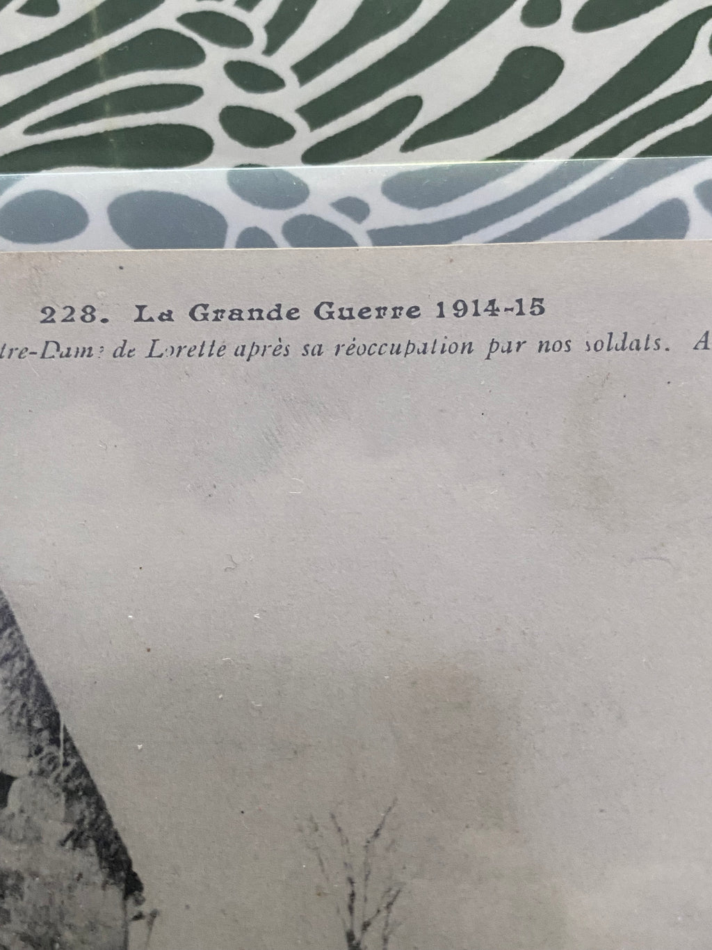 Carte postale ancienne. Un coin de notre dame de Lorette après sa réoccupation par nos soldats À. R. Dans une pochette de protection