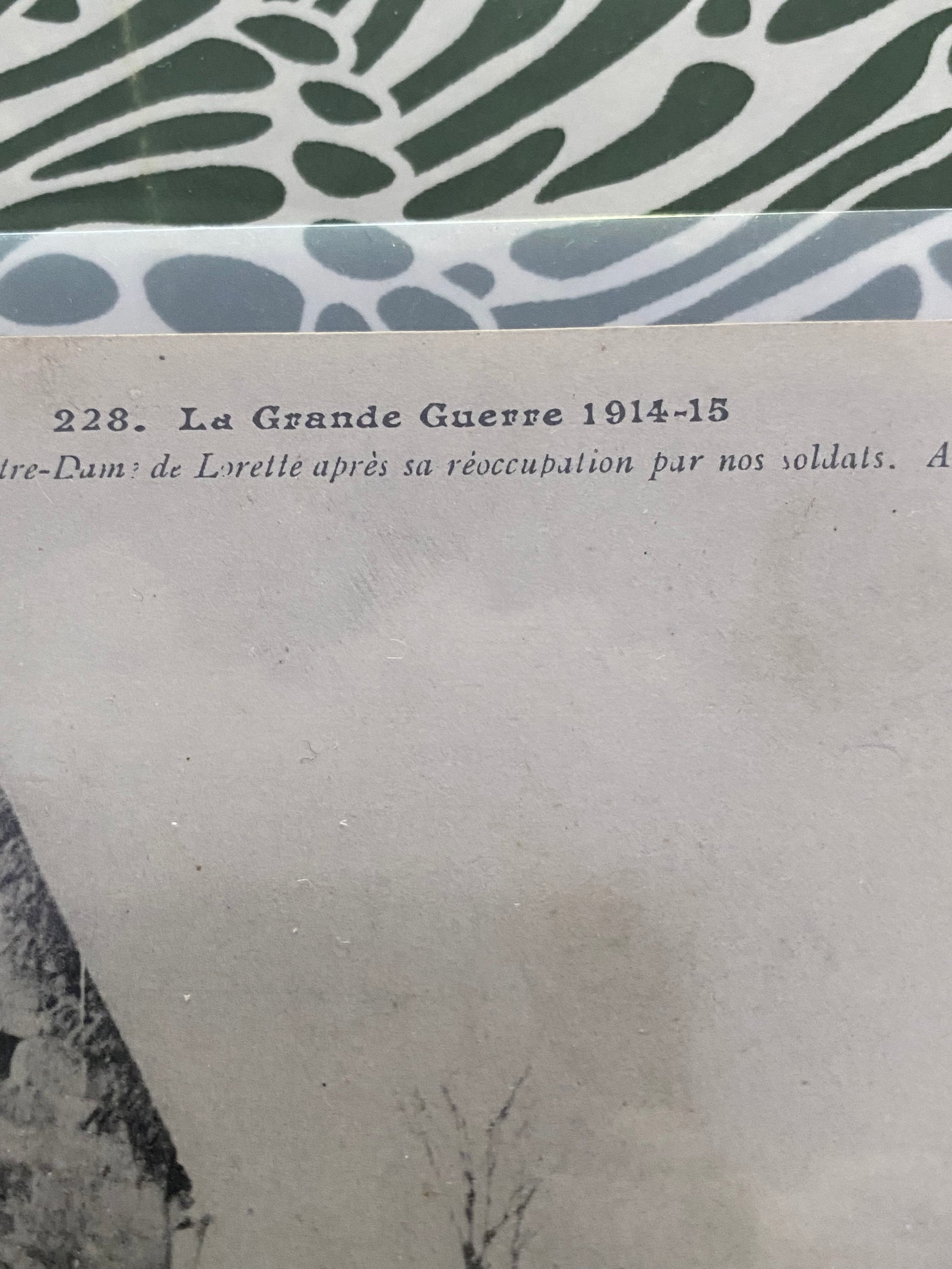 Carte postale ancienne. Un coin de notre dame de Lorette après sa réoccupation par nos soldats À. R. Dans une pochette de protection