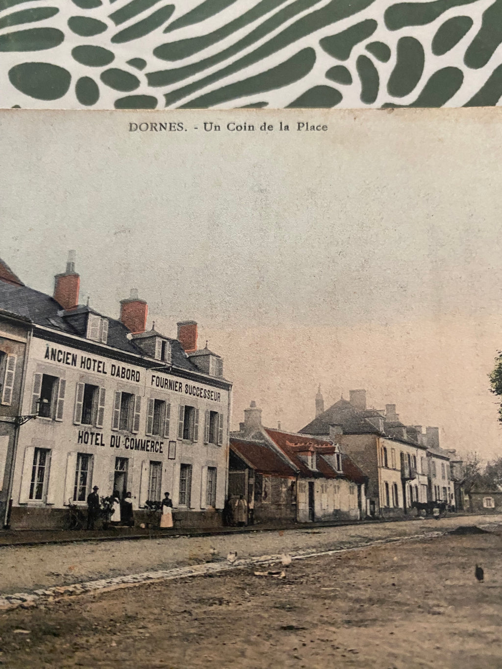 Carte postale ancienne Dornes. Un coin de la Place.