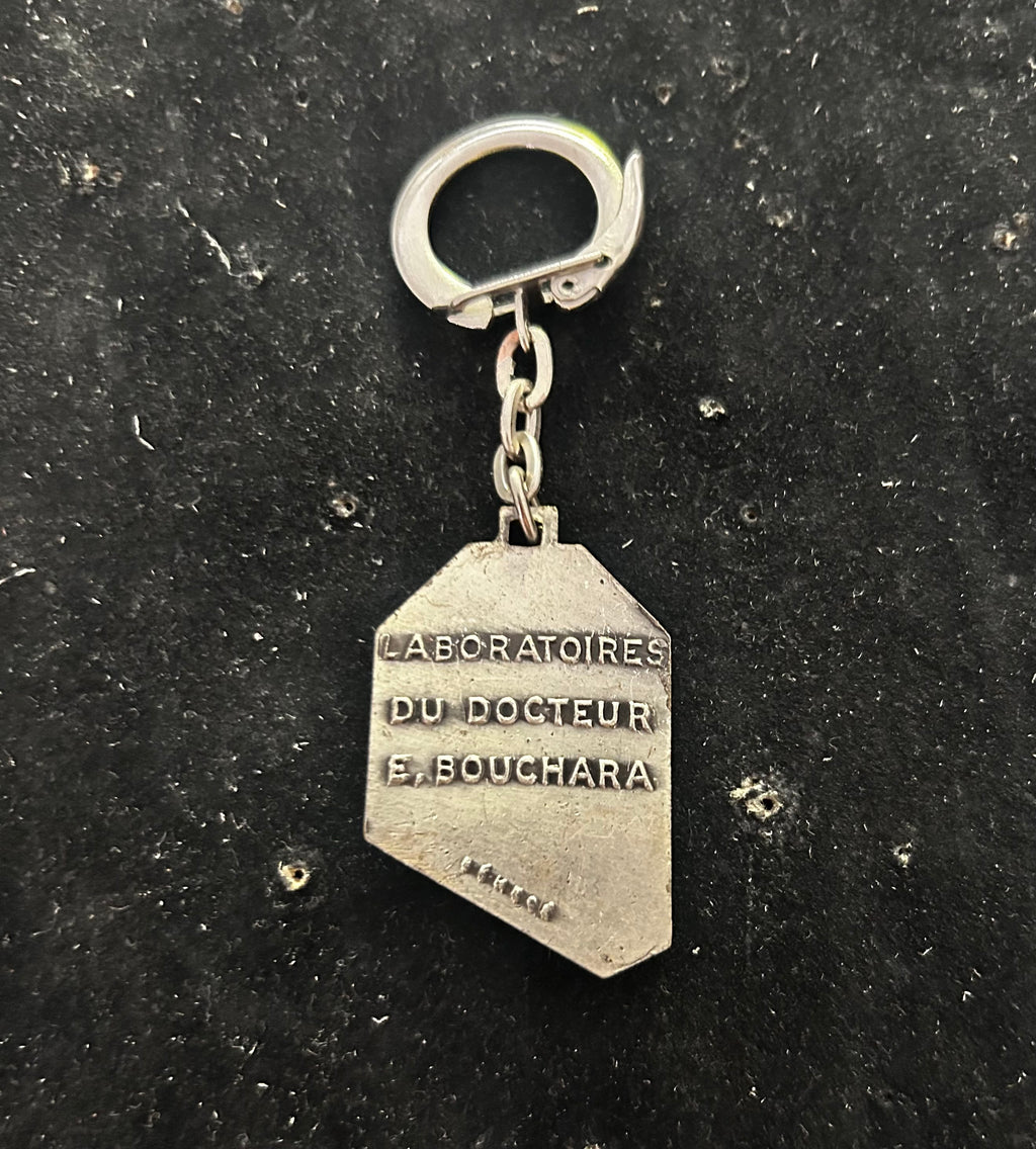 Porte clefs ancien en métal. Laboratoire du docteur Bouchara