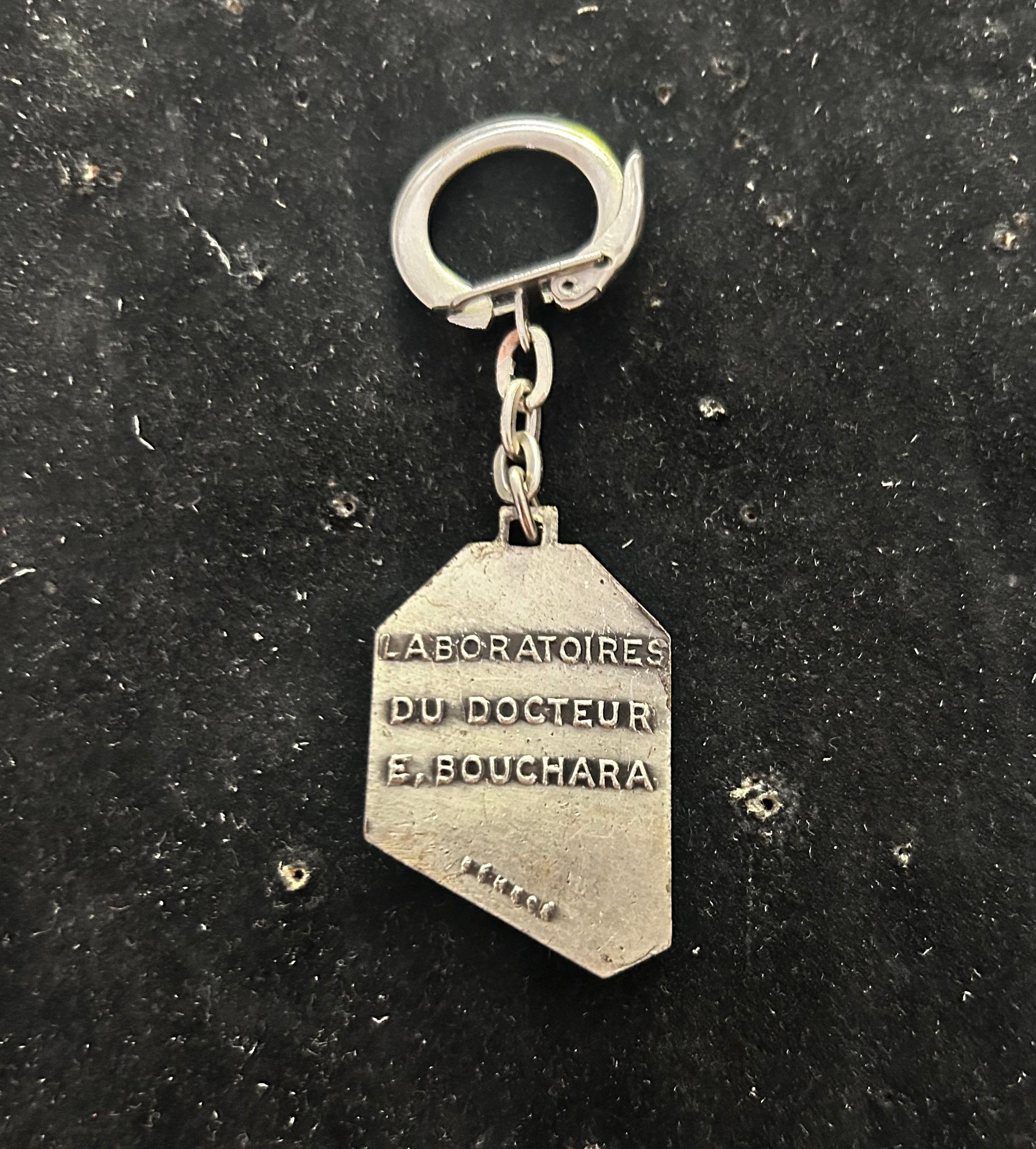 Porte clefs ancien en métal. Laboratoire du docteur Bouchara