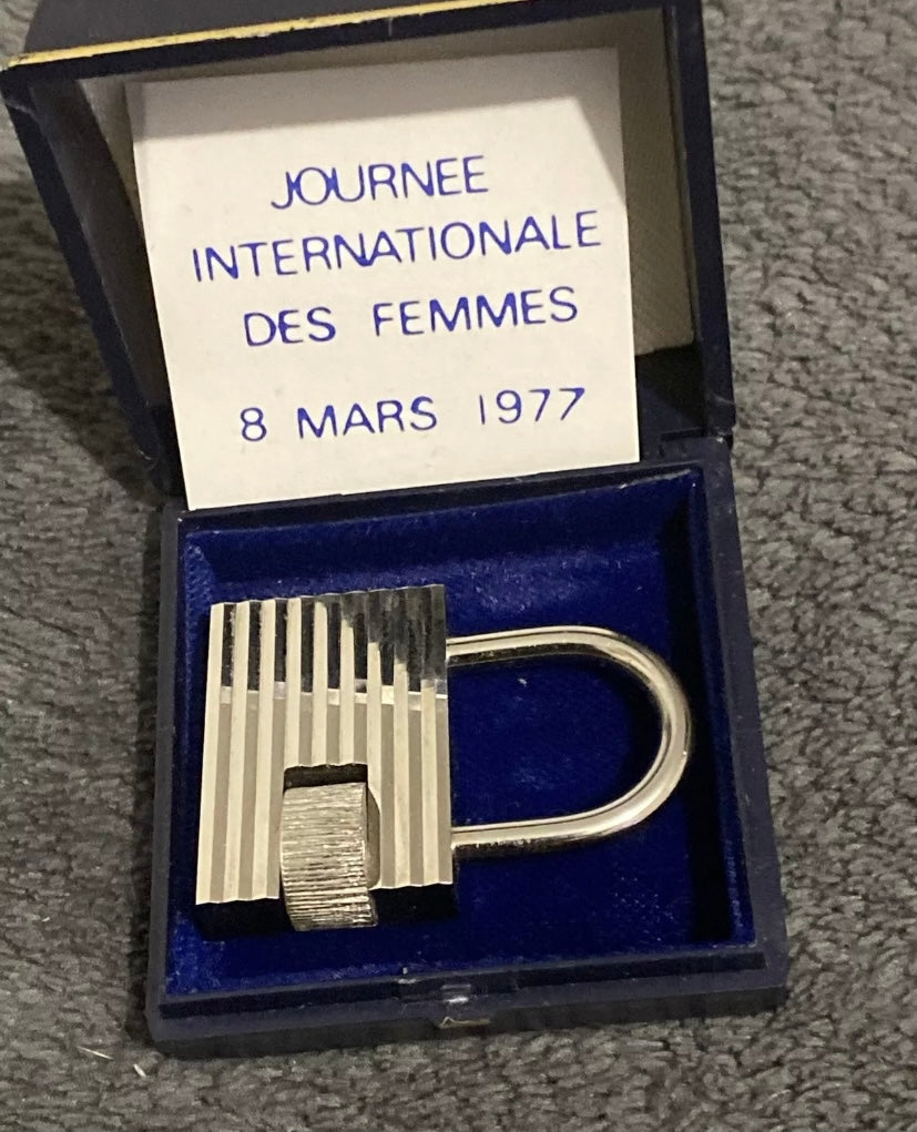 Bijoux cadenas série limitée. Journée de la femme 8 mars 1977 couleur argent