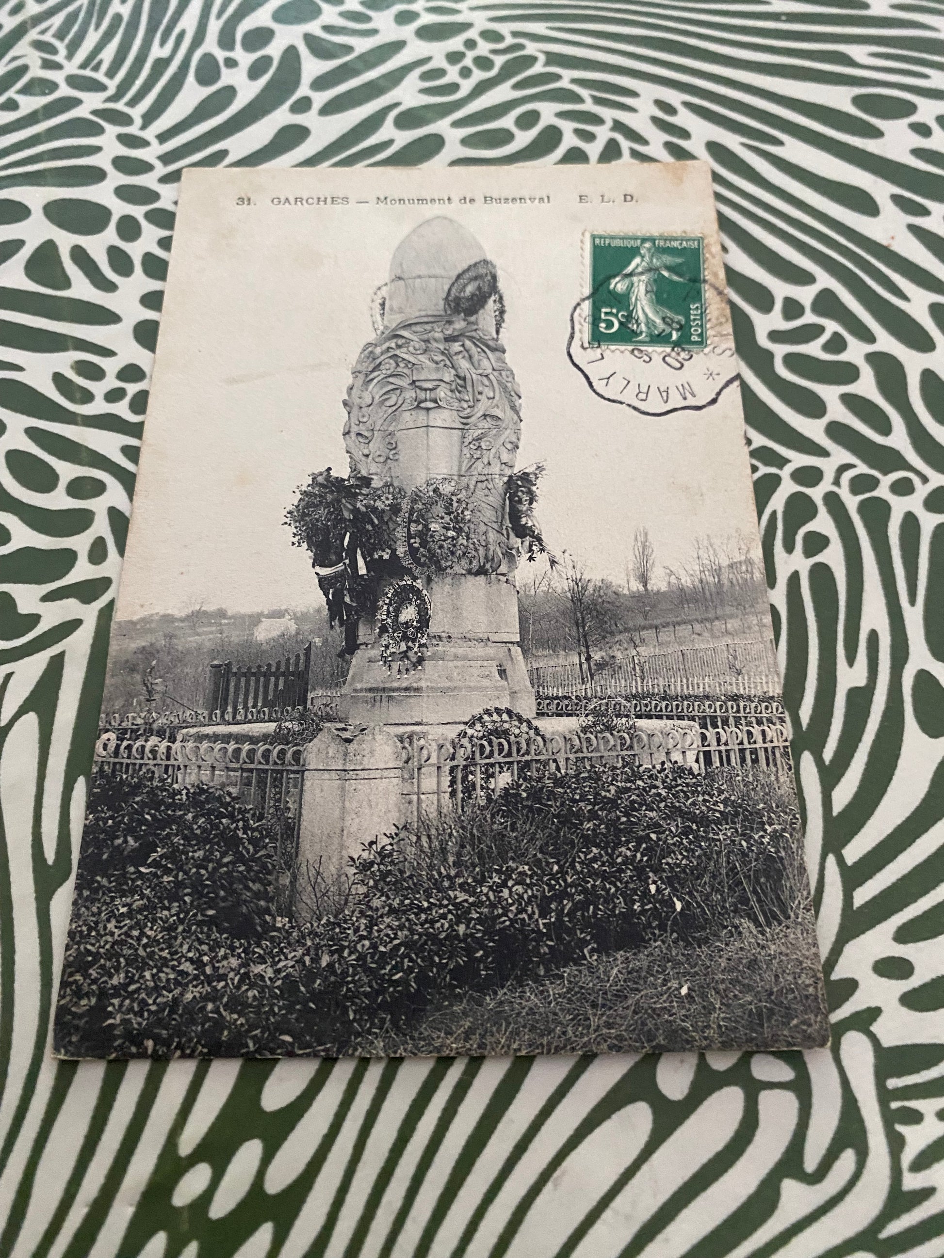 Carte postale ancienne Garches. Monument de Buzenval