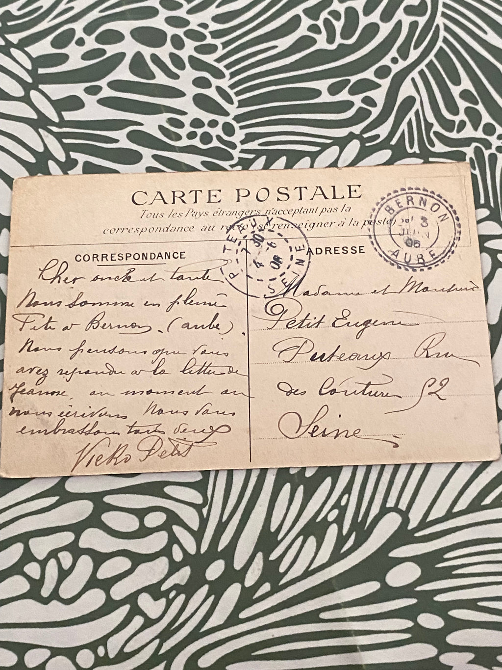 Carte postale ancienne Bernon. Le lavoir et les promenades. 1906