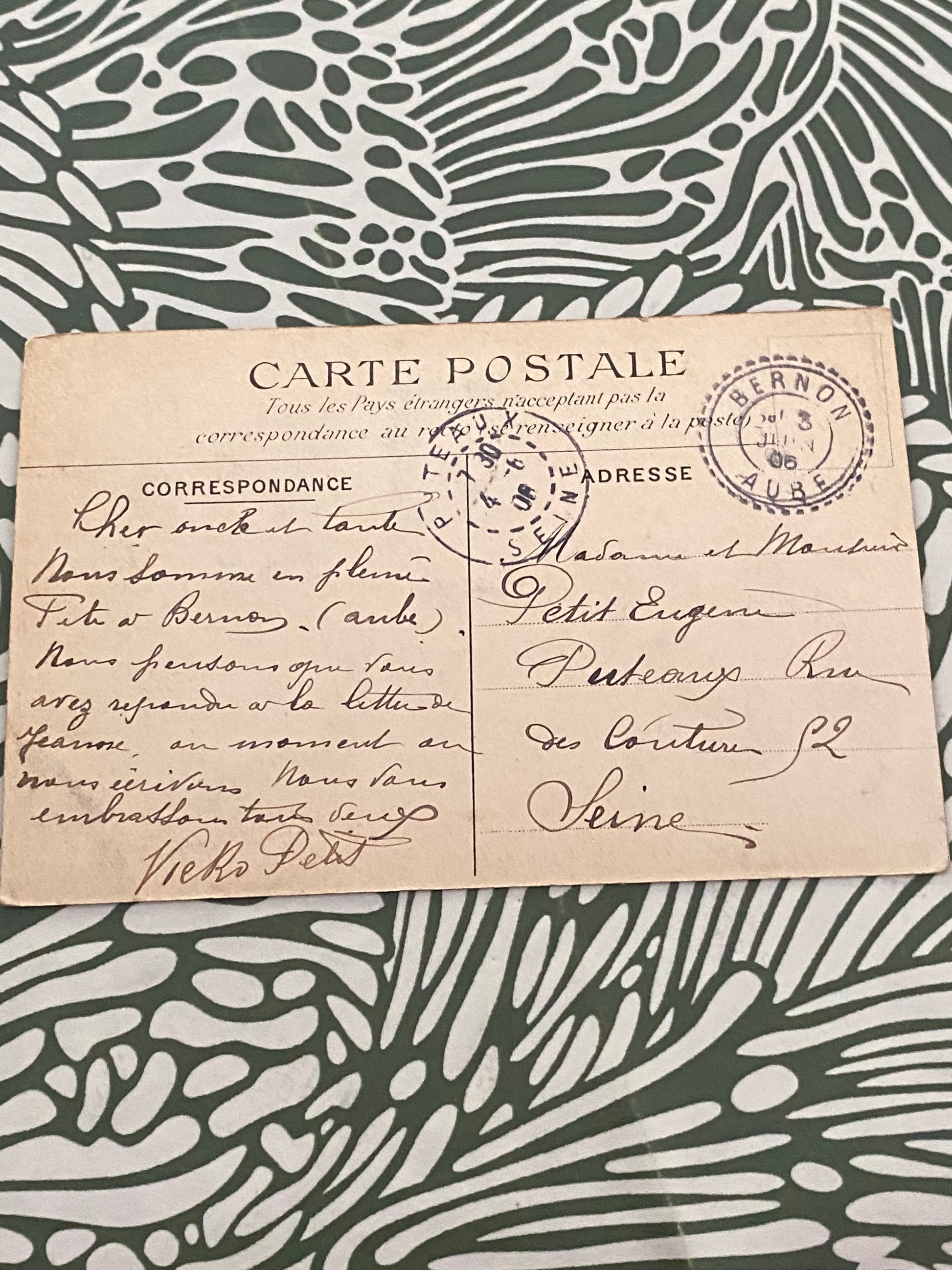 Carte postale ancienne Bernon. Le lavoir et les promenades. 1906