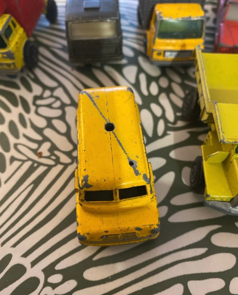 Voitures camions fourgons anciens. En métal plastique Lot de 6