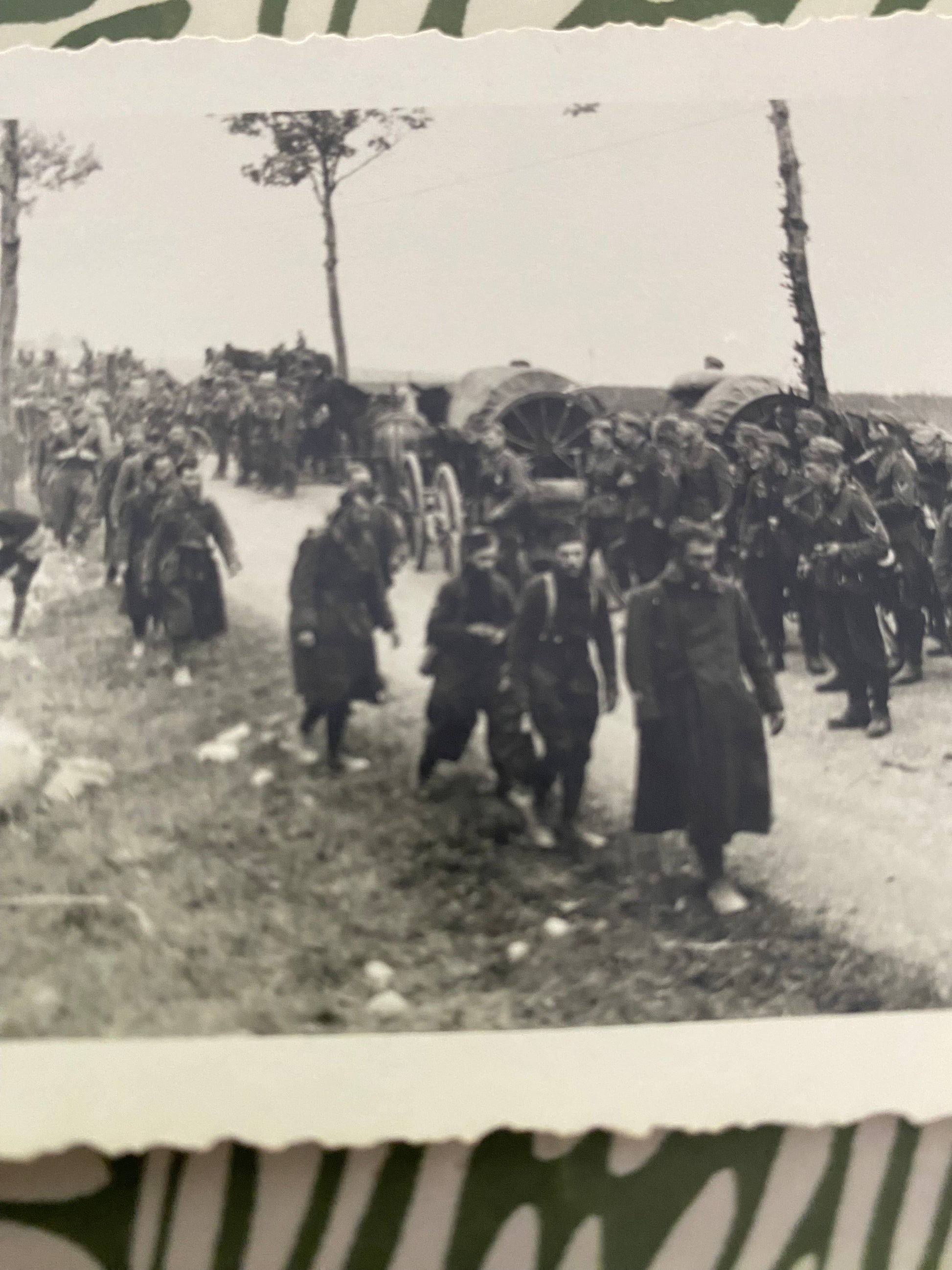 Petite photo ancienne. Prisonniers devant l’armée allemande. Guerre mondial