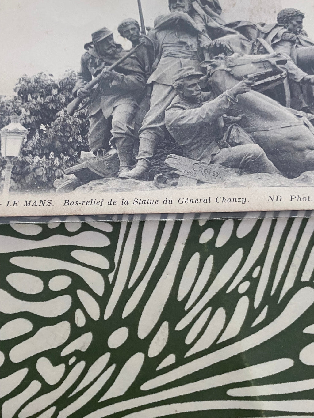 Carte postale ancienne. Le Mans. Bas-relief de la statue du général Chanzy. Dans une pochette de protection