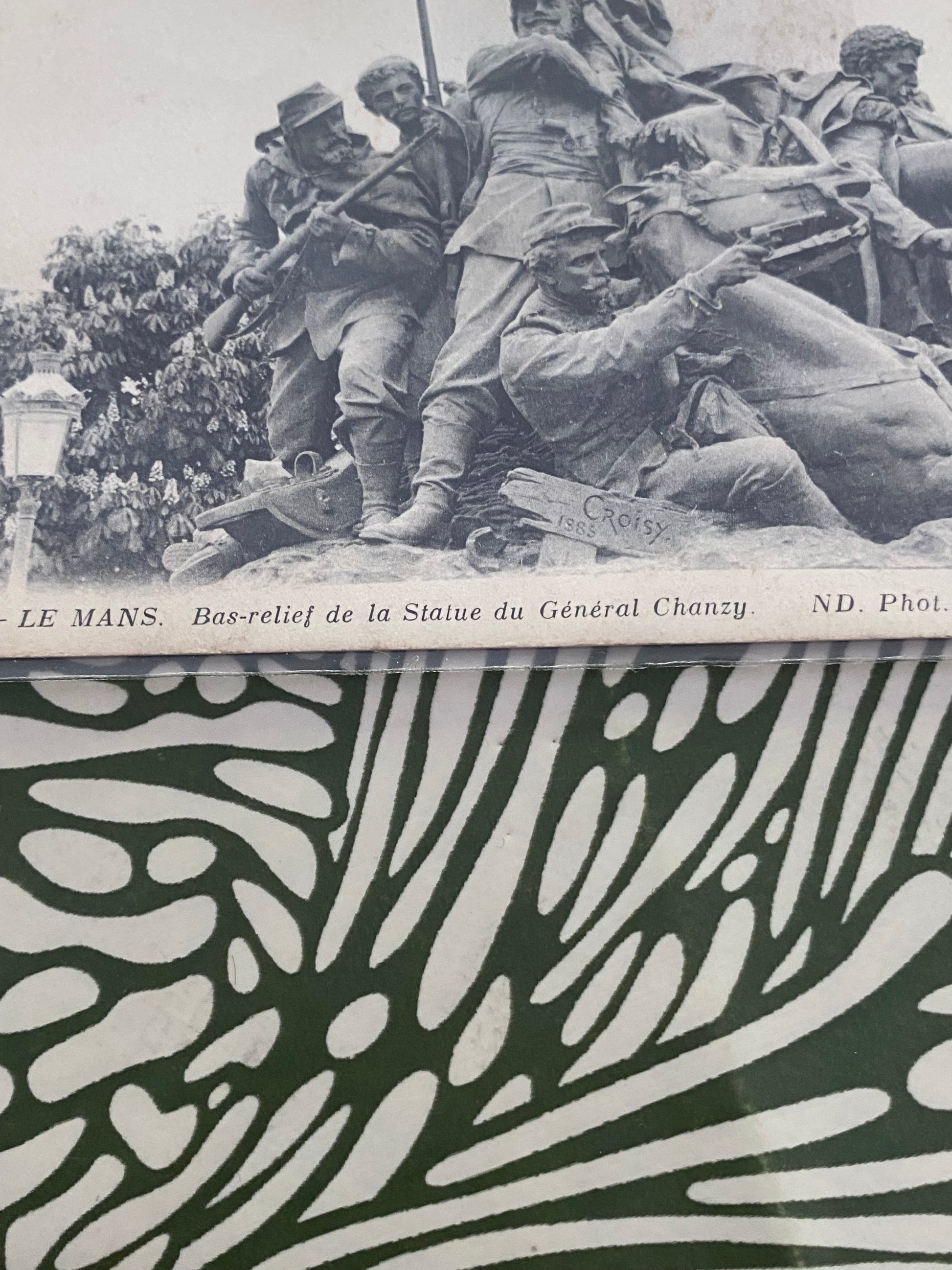 Carte postale ancienne. Le Mans. Bas-relief de la statue du général Chanzy. Dans une pochette de protection