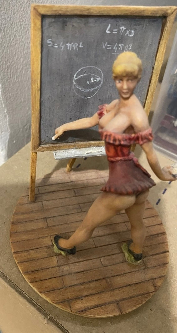 Figurine ancienne Pin Up marque pheonix scène maîtresse d’école professeur