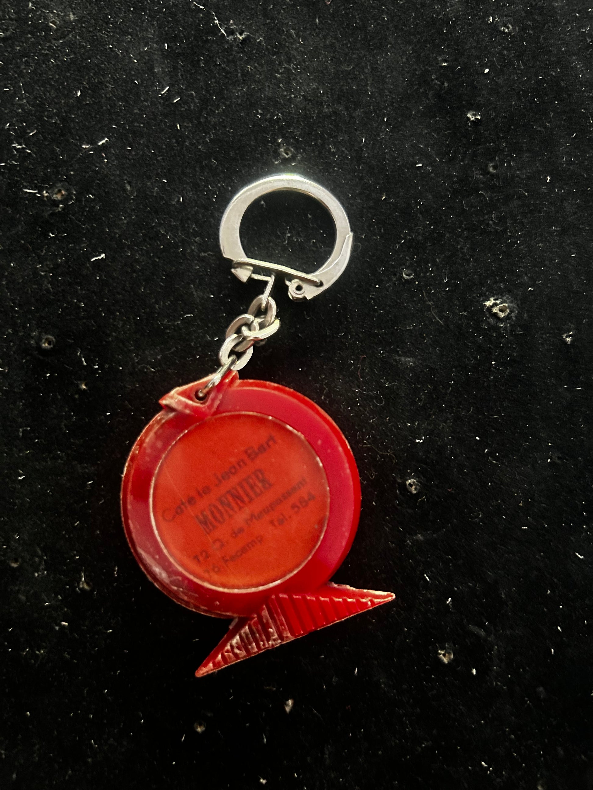 Porte clefs Café Jean Bart Monnier. Personnage représentant un pêcheur