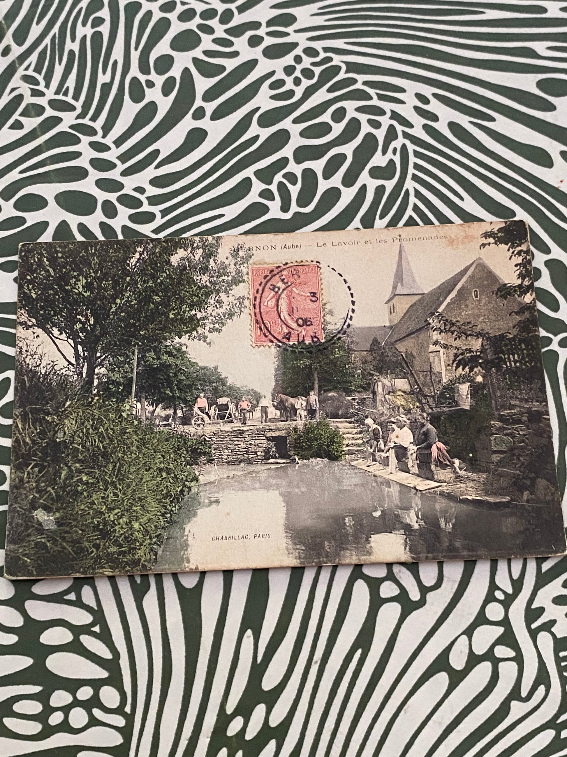 Carte postale ancienne Bernon. Le lavoir et les promenades. 1906
