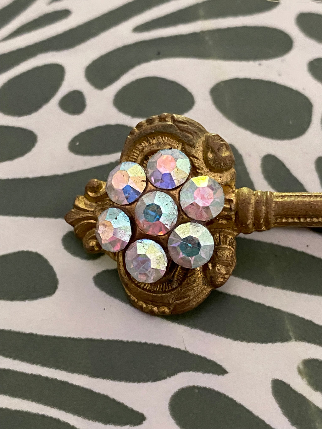 Broche ancienne en métal léger. Clef.