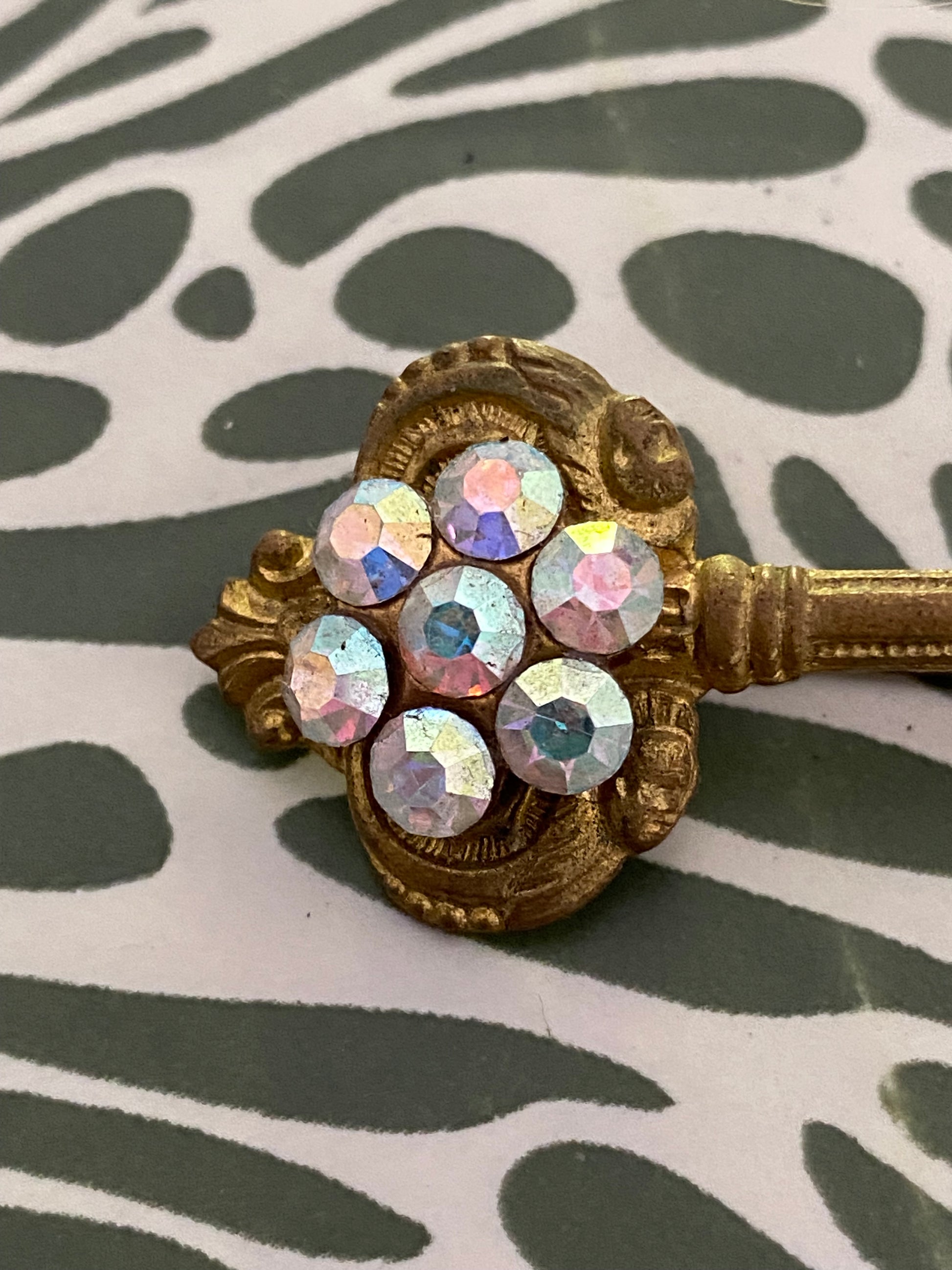 Broche ancienne en métal léger. Clef.