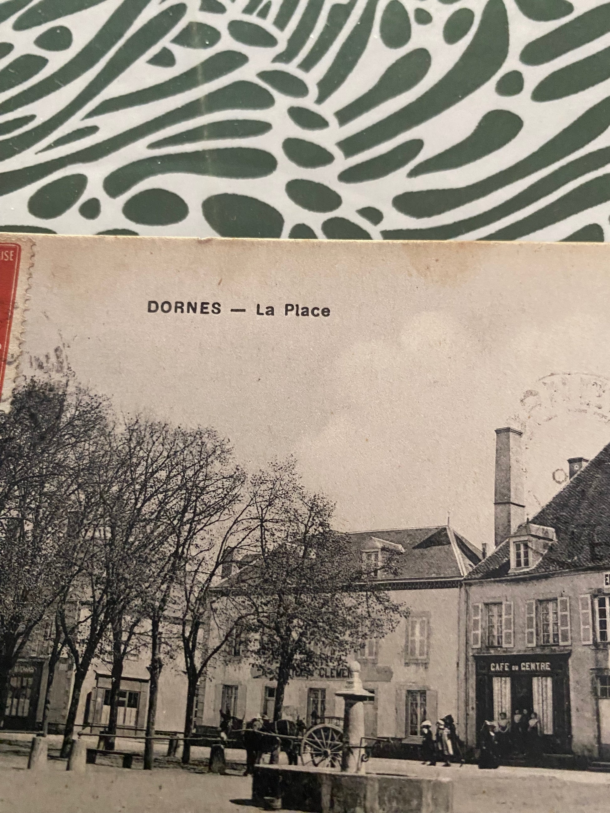 Carte postale ancienne Dornes. La Place