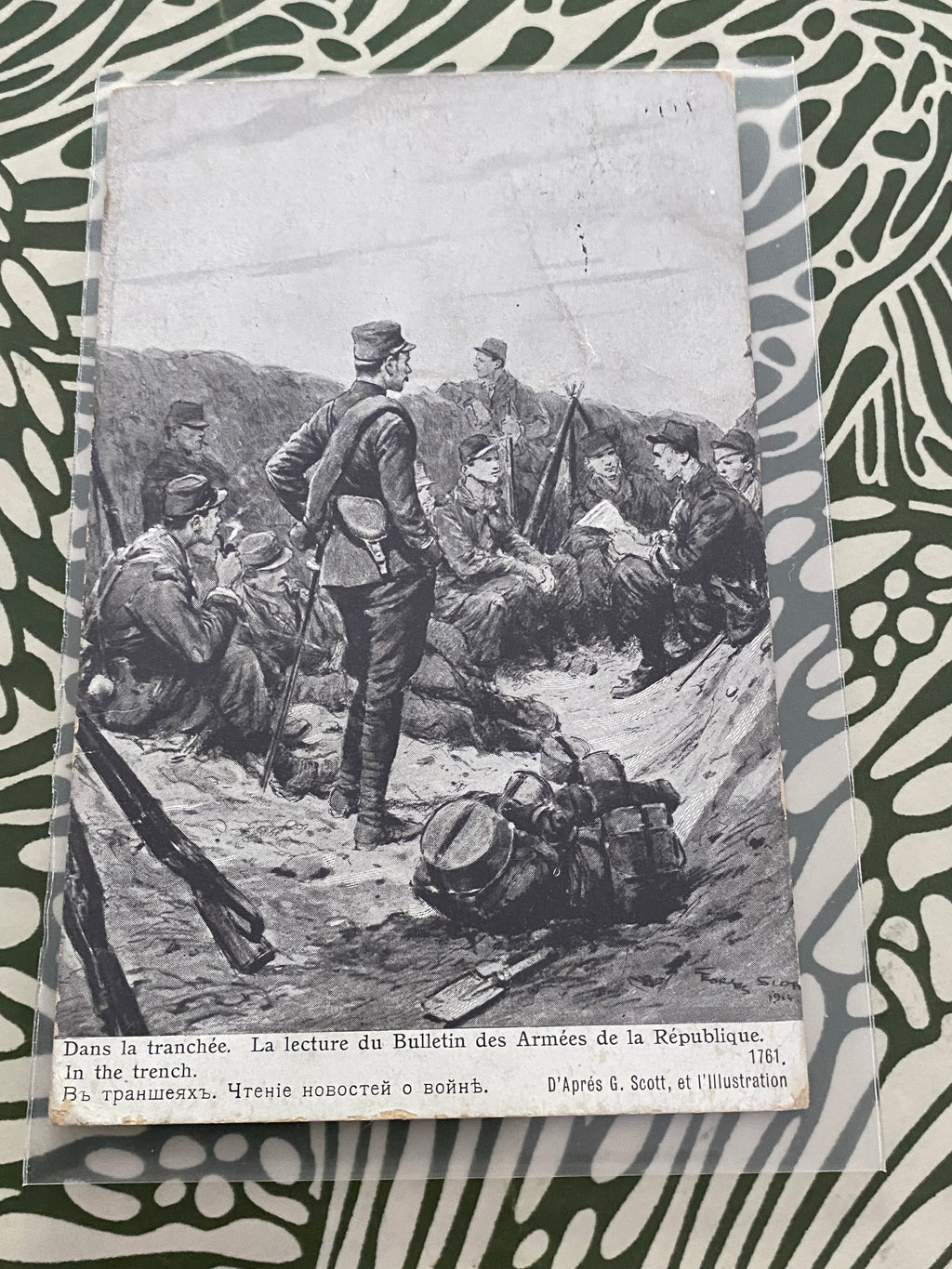 Carte postale ancienne. Dans la tranchée. La lecture du bulletin des armées de la république. Dans une pochette de protection
