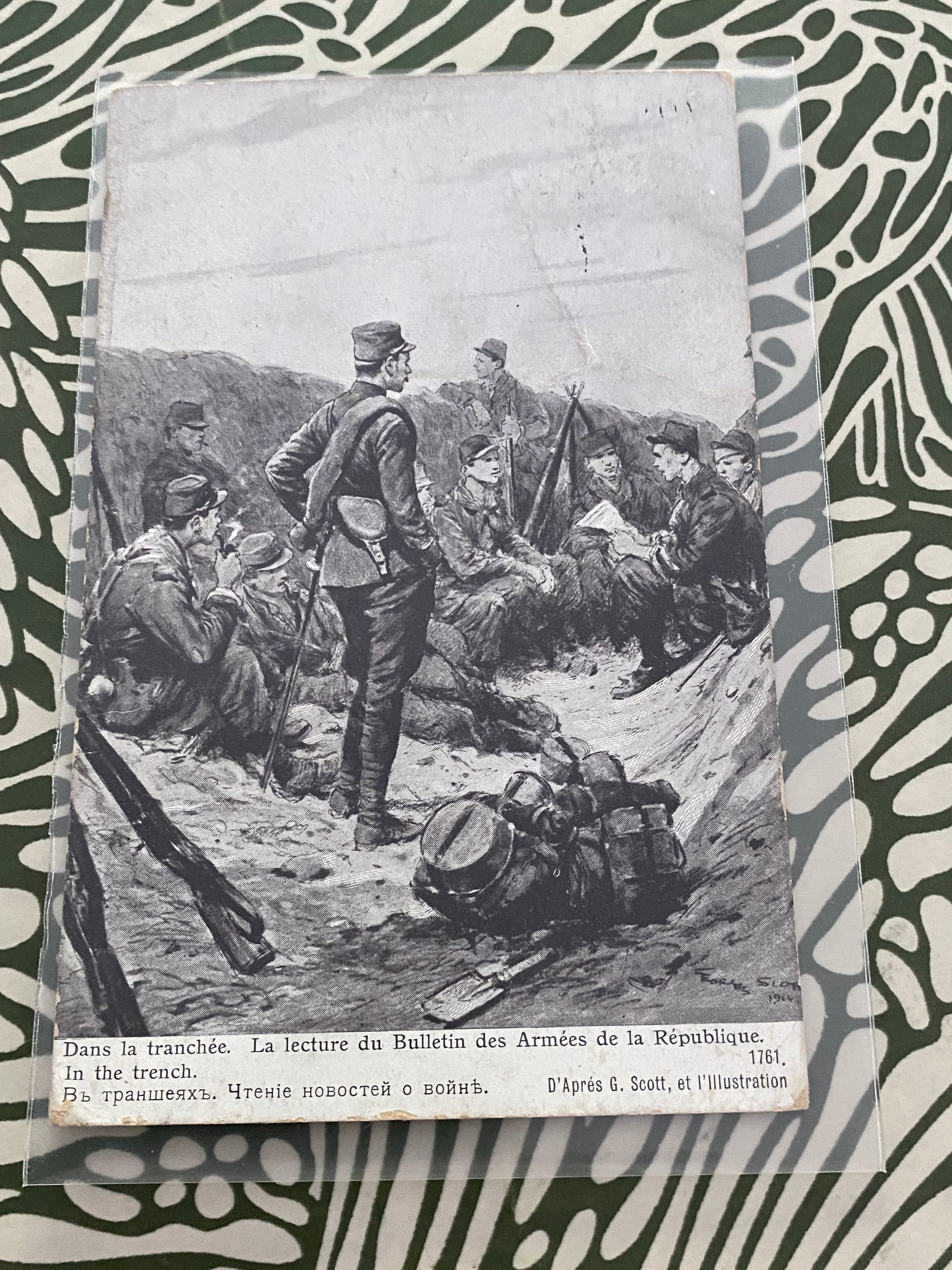 Carte postale ancienne. Dans la tranchée. La lecture du bulletin des armées de la république. Dans une pochette de protection