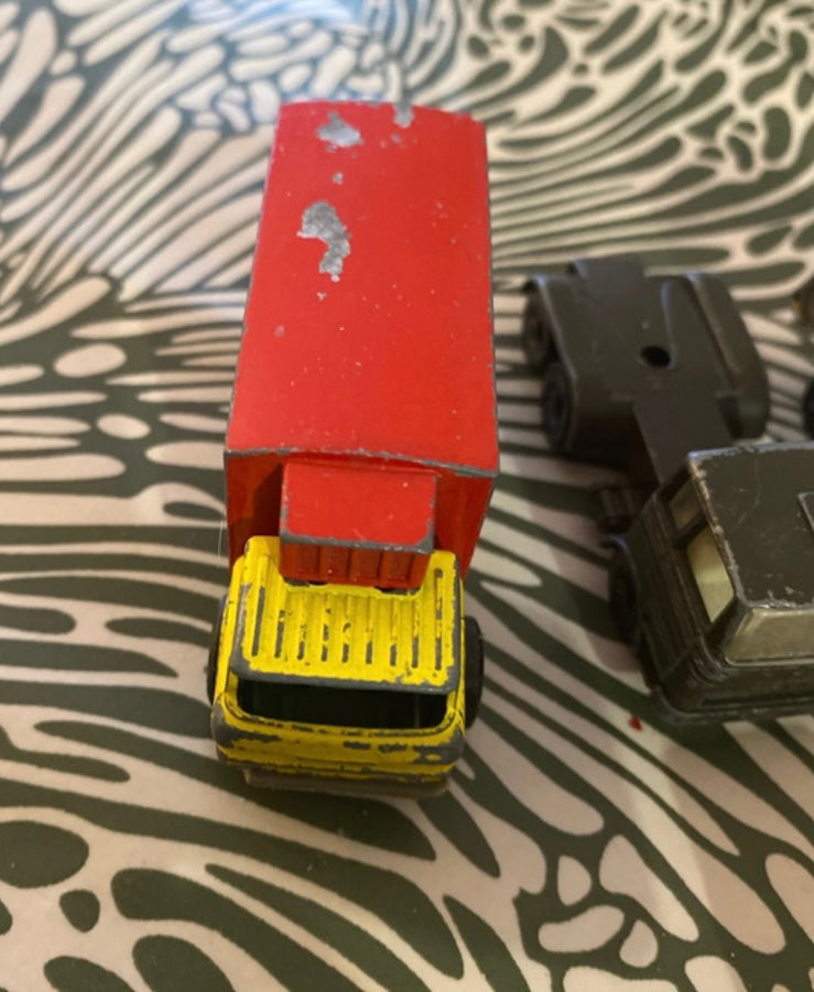 Voitures camions fourgons anciens. En métal plastique Lot de 6