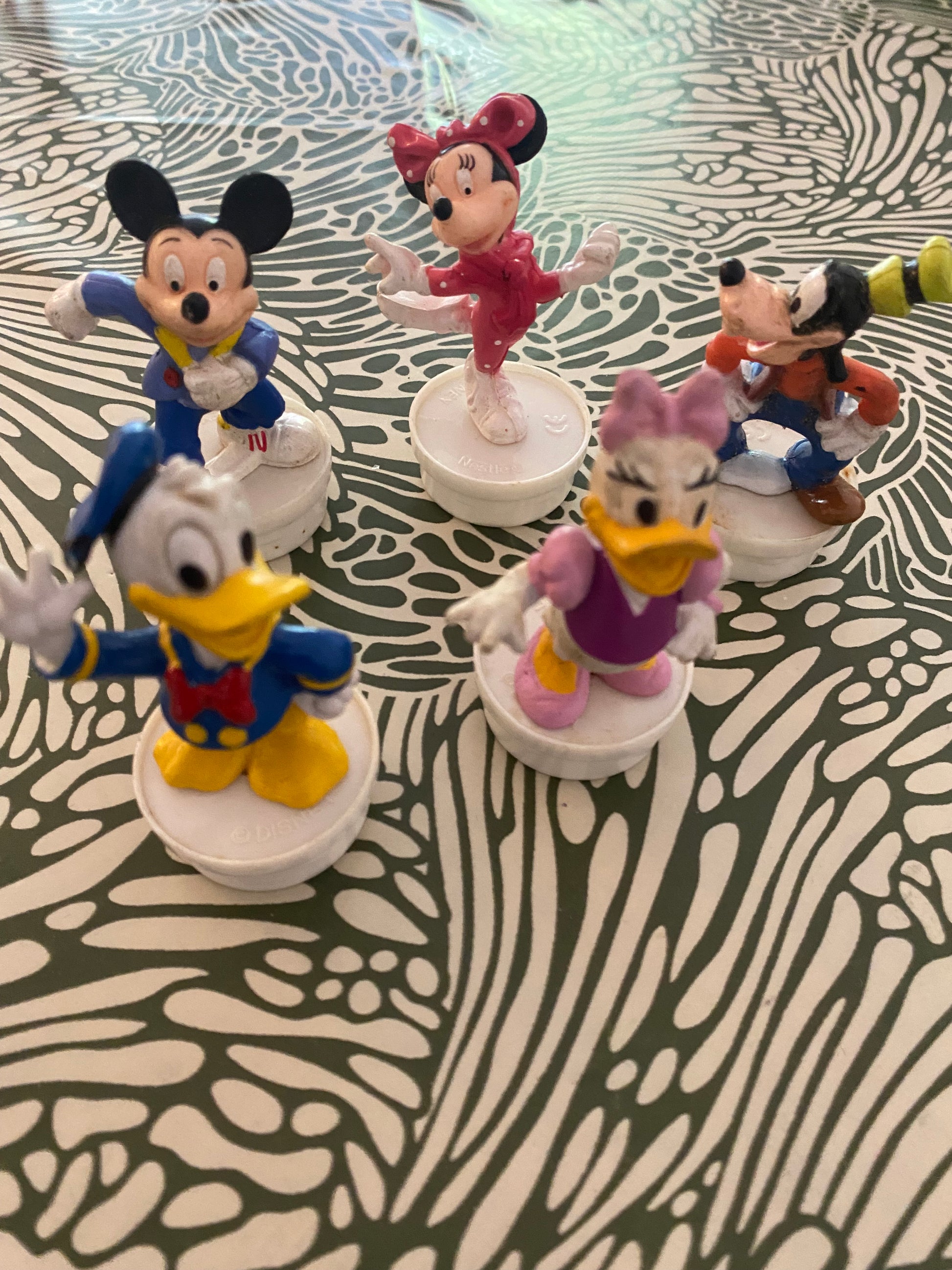 Figurines Disney Mickey Donald Pluto Mini etc. Bouchons de Smarties Nestlé. Lot de 5.