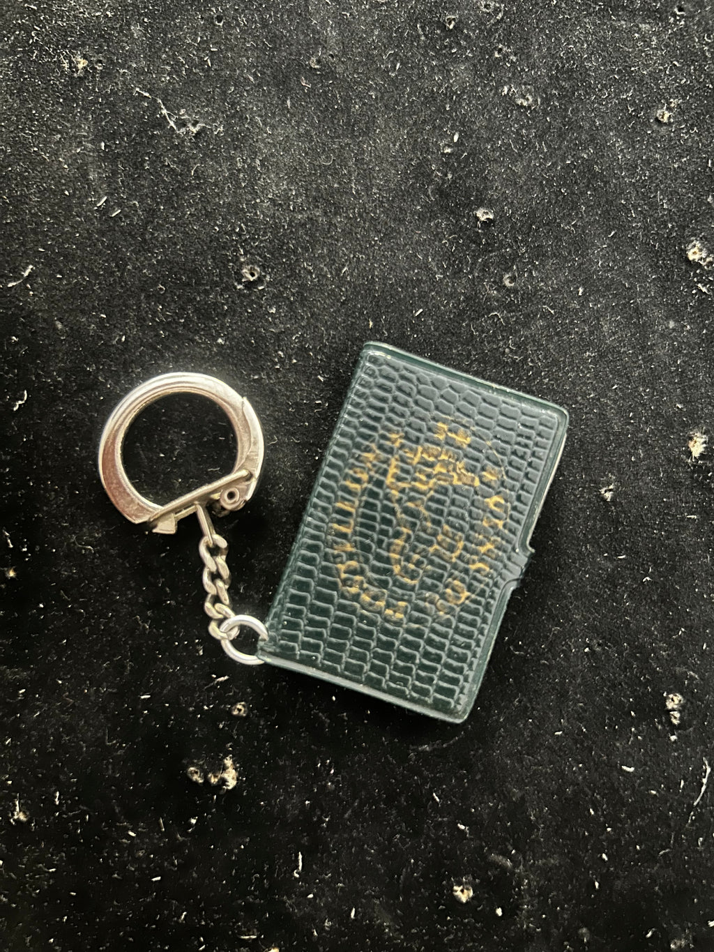 Porte clefs ancien. A votre portée toute la gamme des vins Postillon