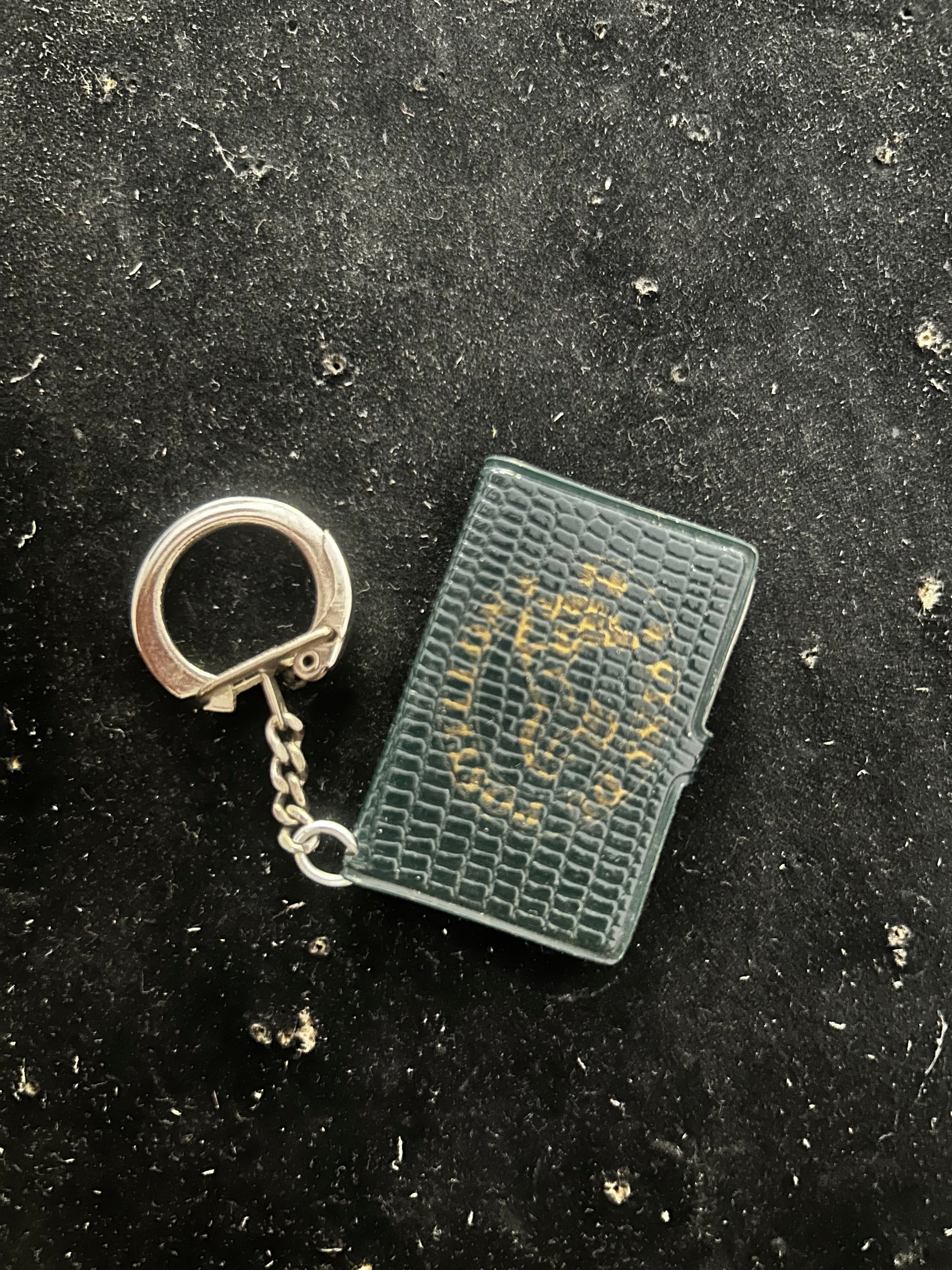 Porte clefs ancien. A votre portée toute la gamme des vins Postillon