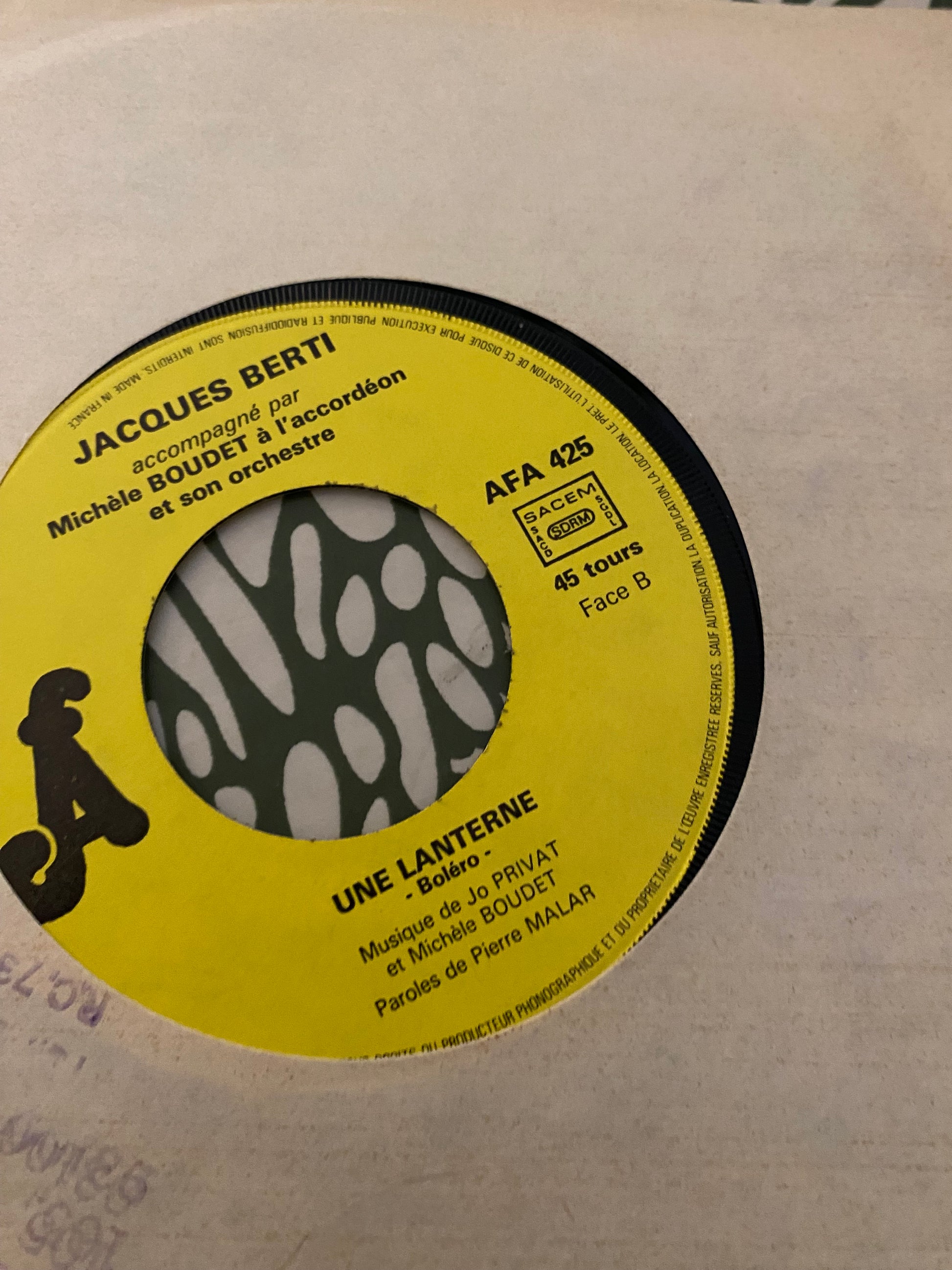 Disque vinyle 45 tours Jacques Berti accompagné par Michèle Boudet a l’accordéon et son orchestre