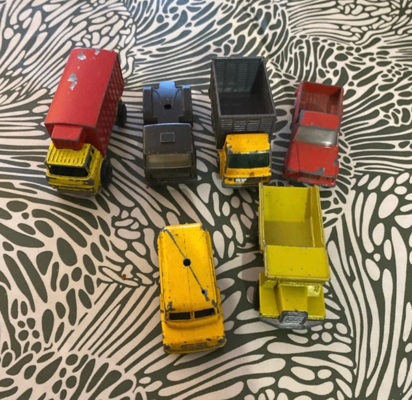 Voitures camions fourgons anciens. En métal plastique Lot de 6