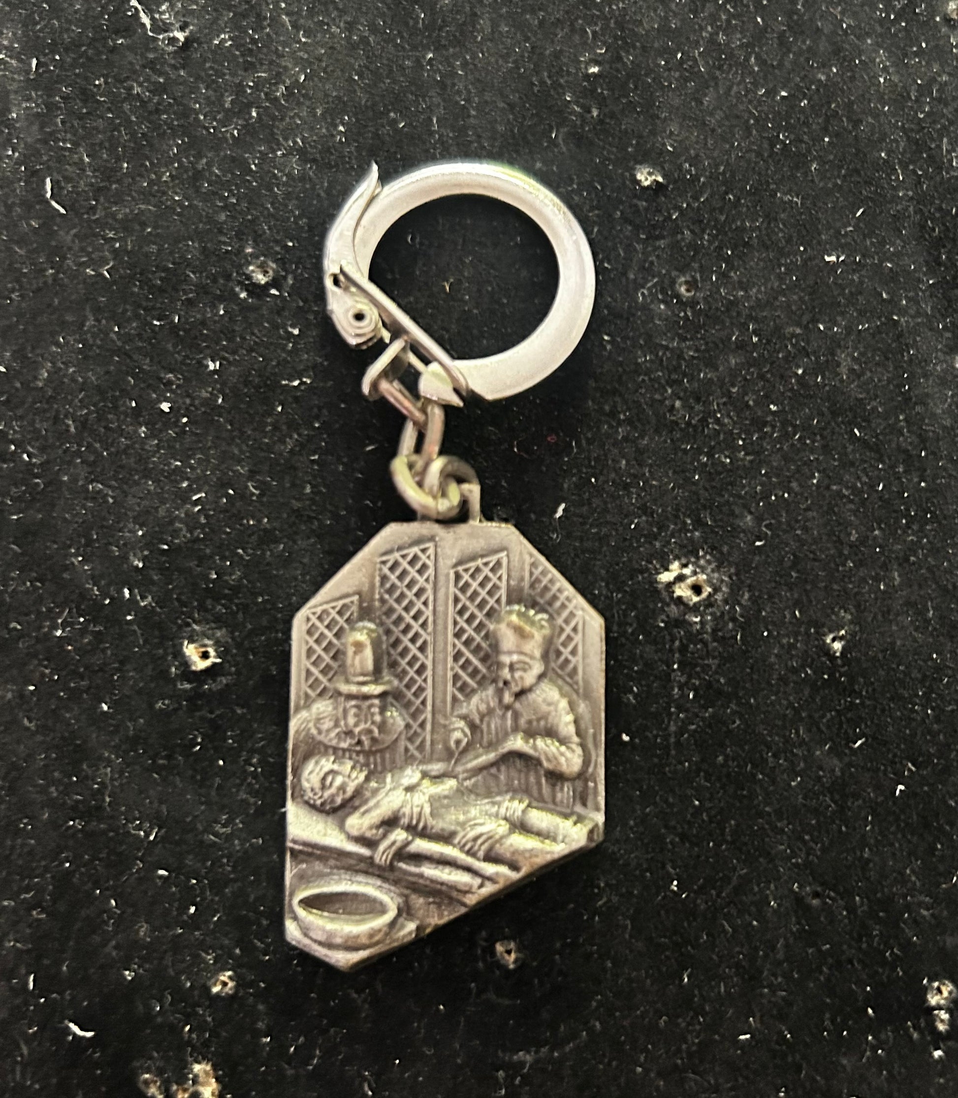Porte clefs ancien en métal. Laboratoire du docteur Bouchara