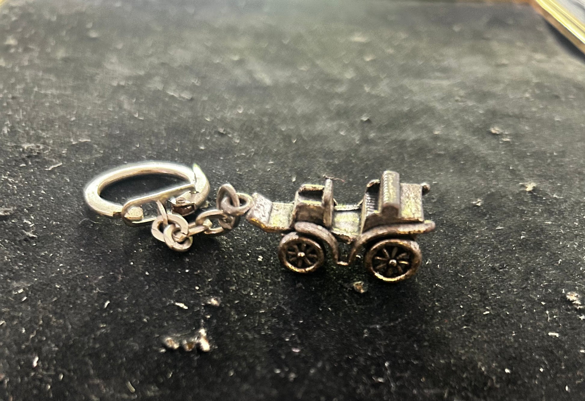 Porte clefs voiture ancienne en métal