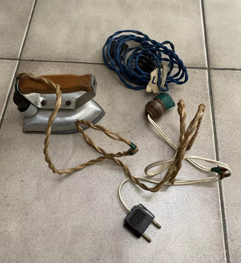Fer à repasser petit taille. Certainement fer de voyage 40 130 V 80 Watts