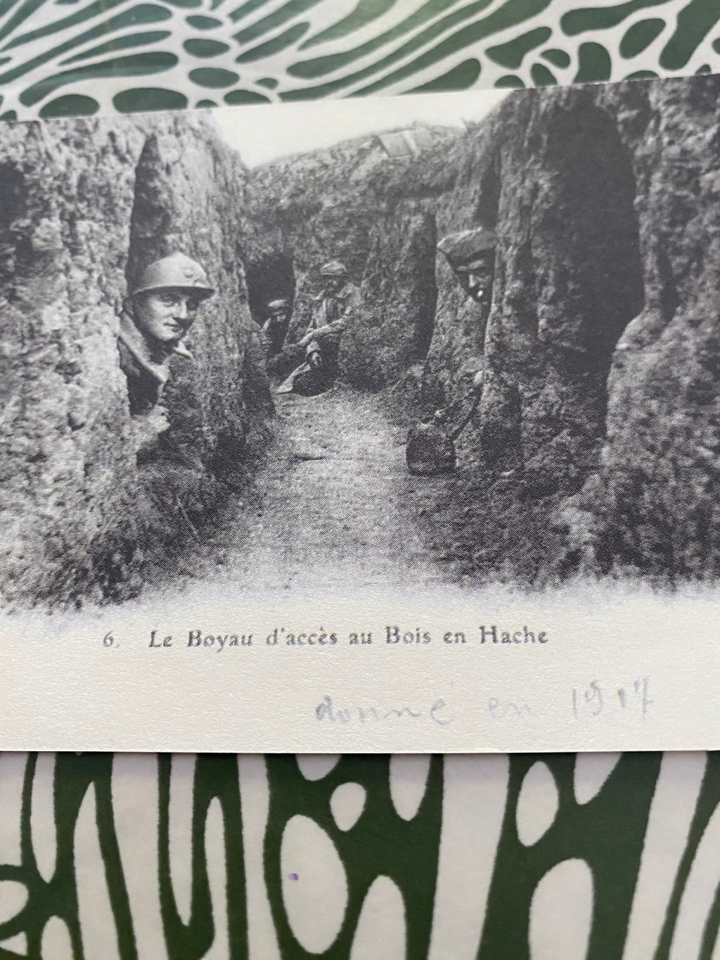 Carte postales ancienne. Le boyau d’accès au bois en hache