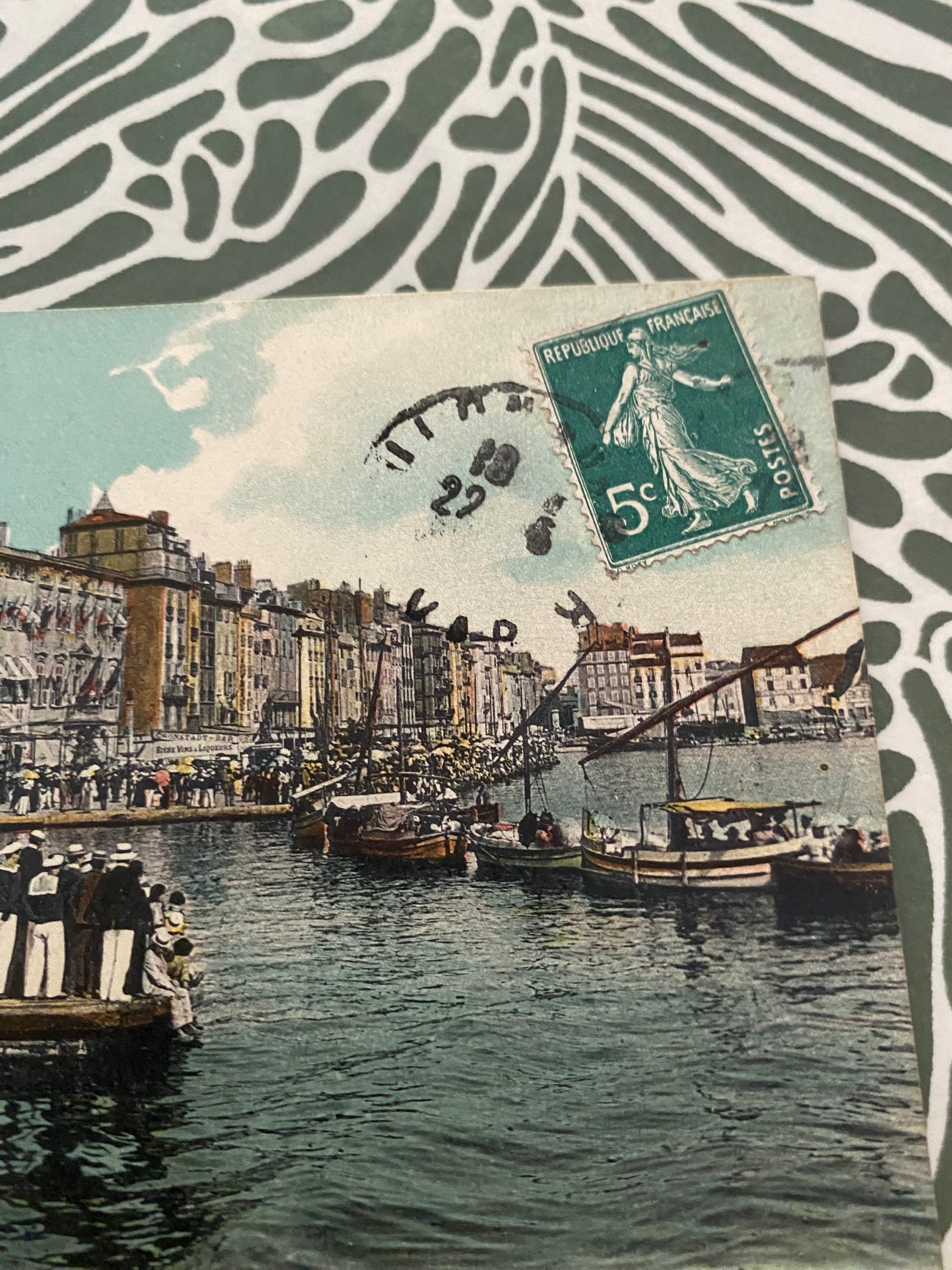 Carte postale ancienne. Le quai Cronstadt. Un jour de fête. LL