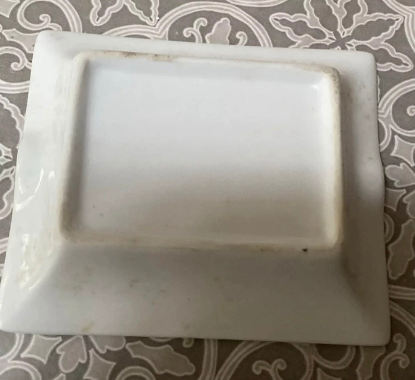 Cendrier ancien en porcelaine dessin lion. Signature apparente