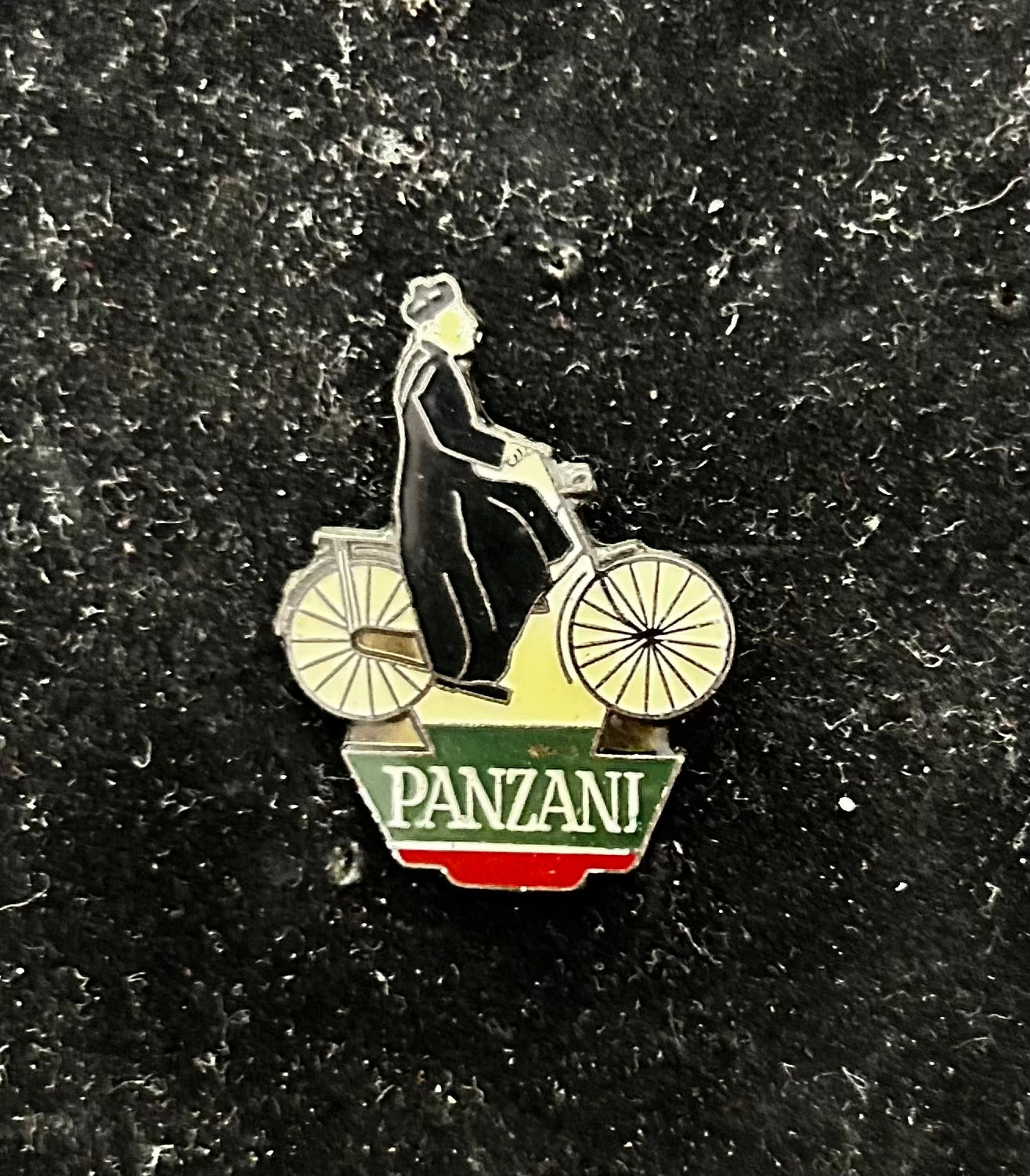 Pin’s ancien de collection Panzani. Fernandel