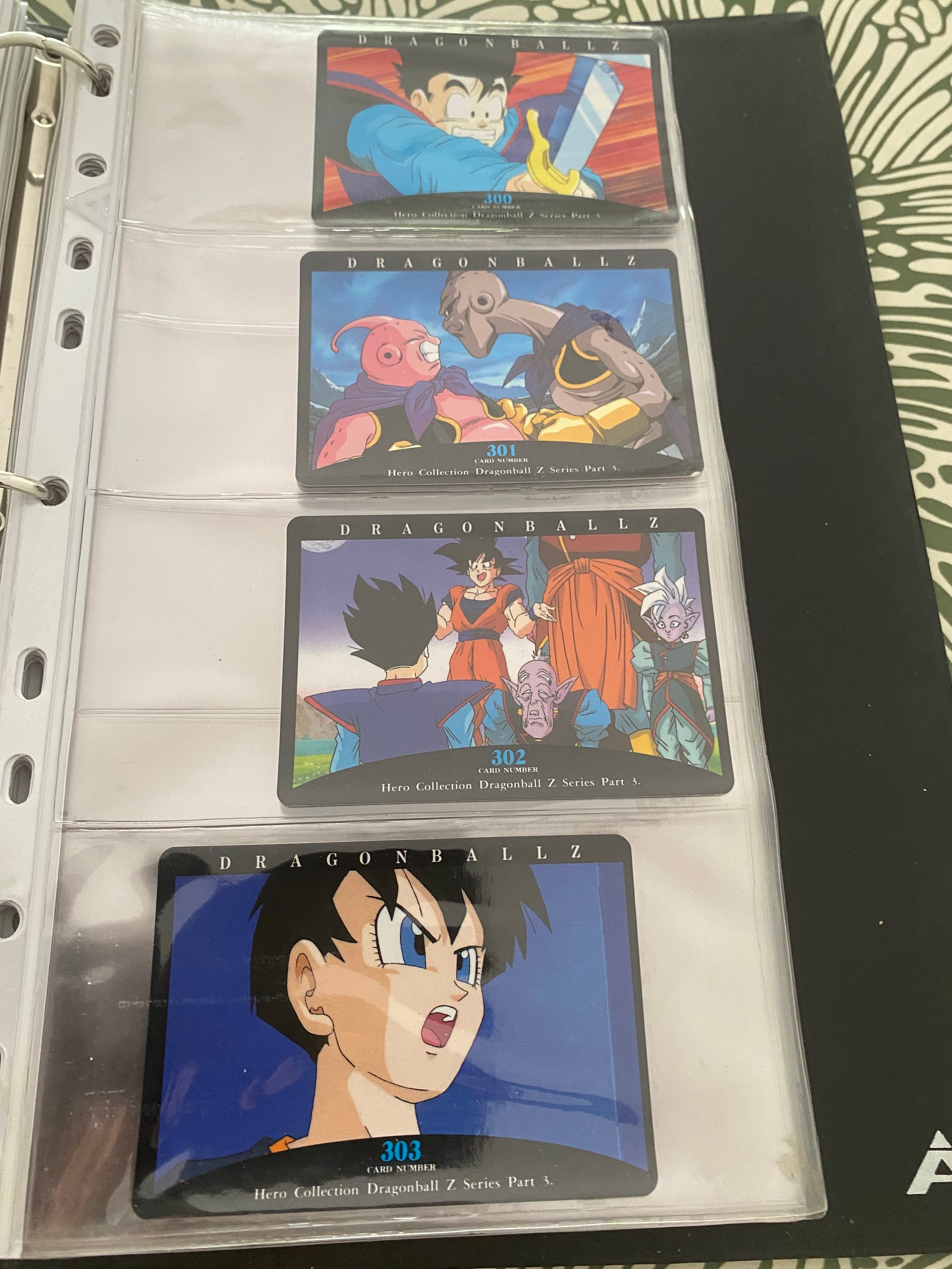 Dragon Ball Z part. 3. Lot de 4 cartes de collection numéro 300. 301.302.303.