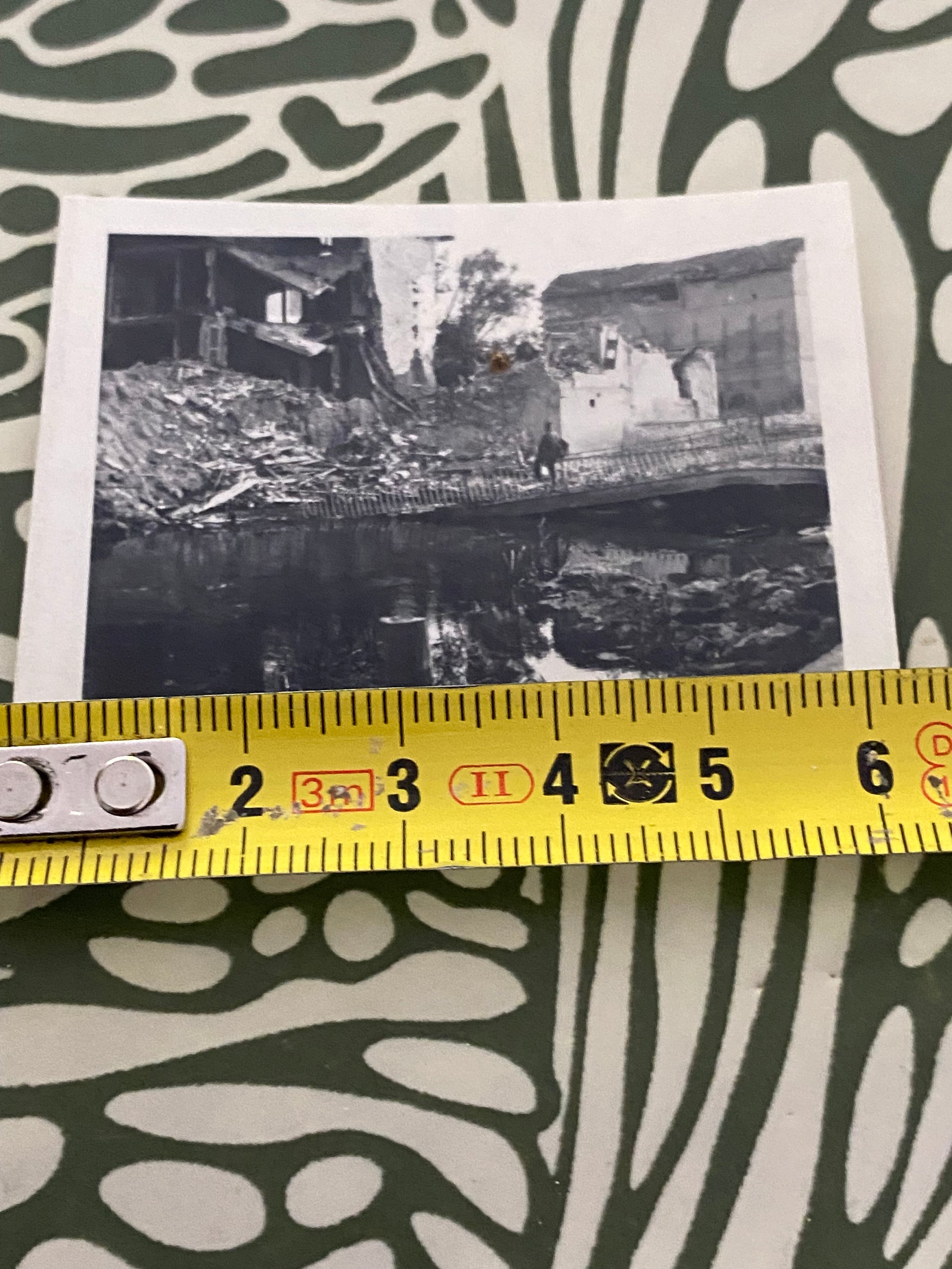 Petite photo ancienne. Soldat devant des ruines suite au bombardement